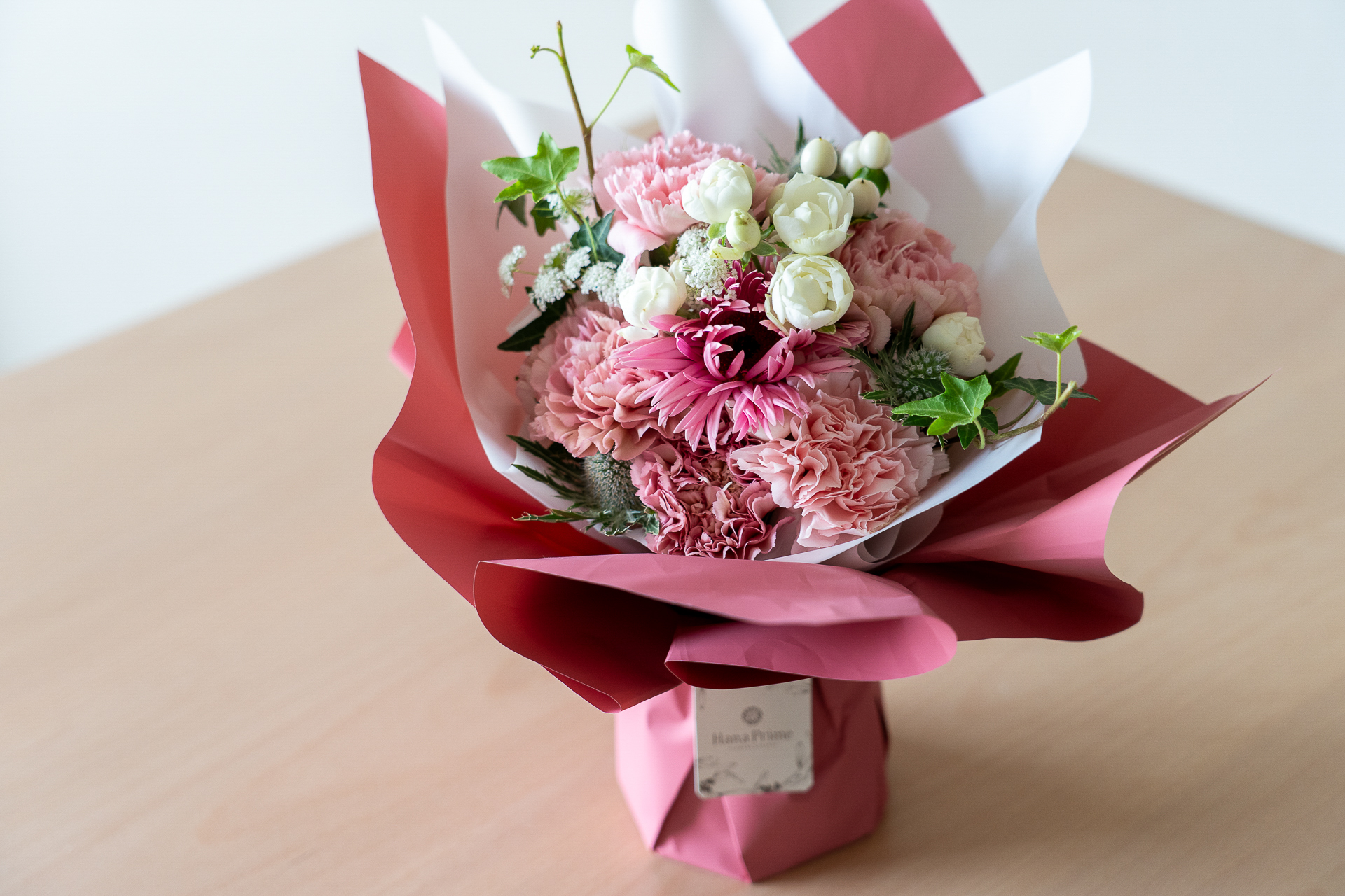 花束の中にあるカップを使って自立しているので花瓶に入れる必要がありません