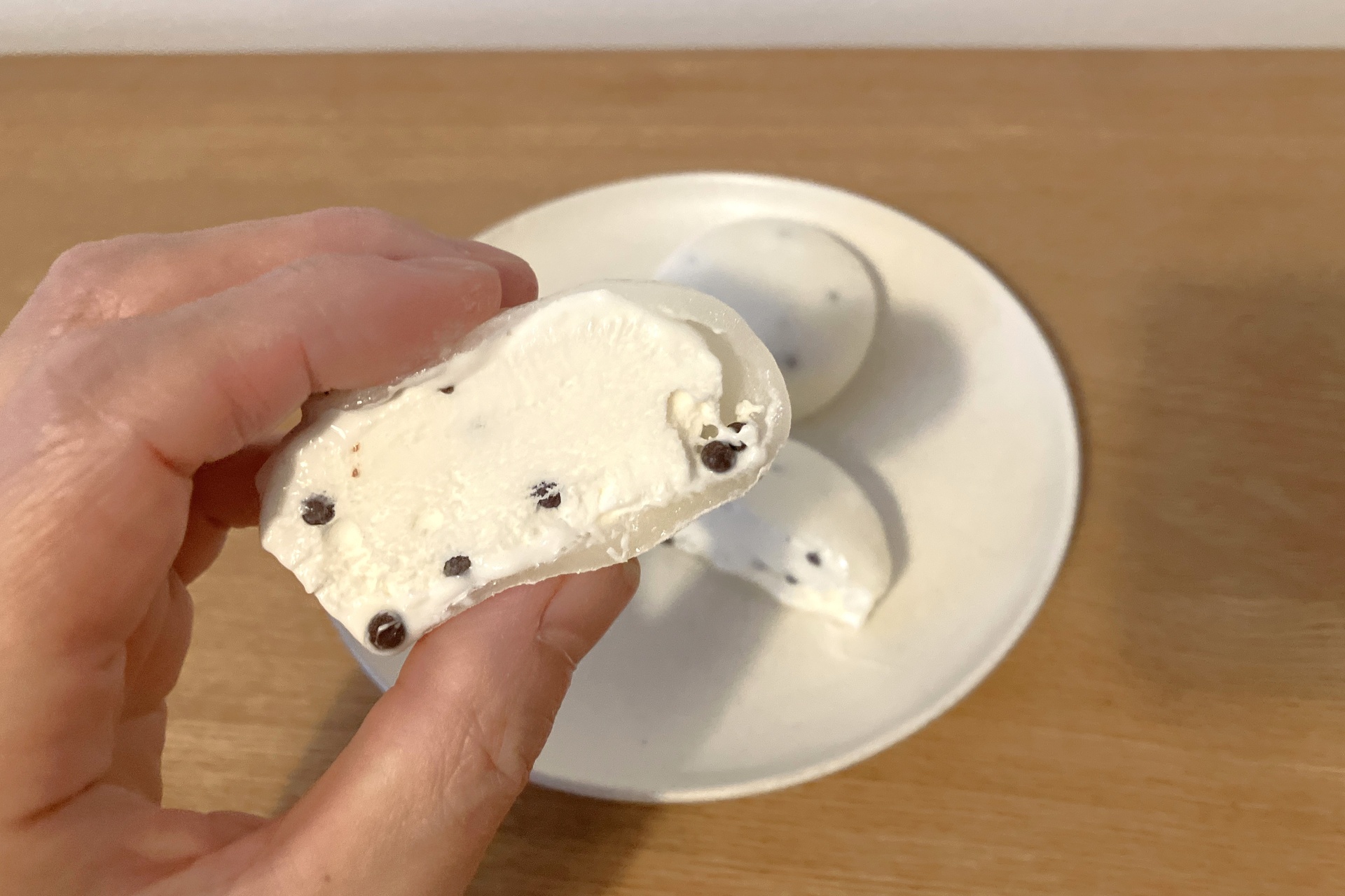 黒のツブツブが「スイカバー」のチョコ種