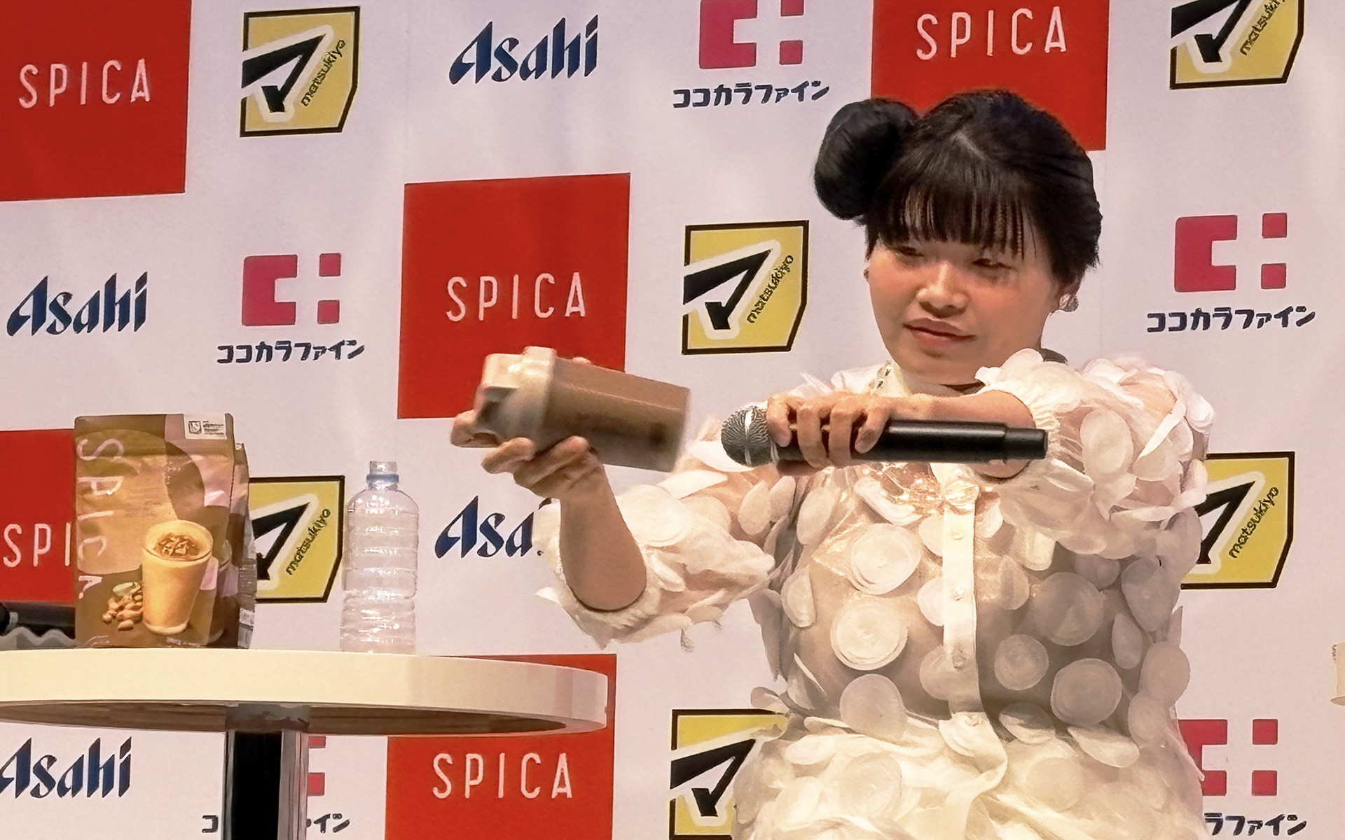 「スピカ 満たされシェイク」を振るまひるさん