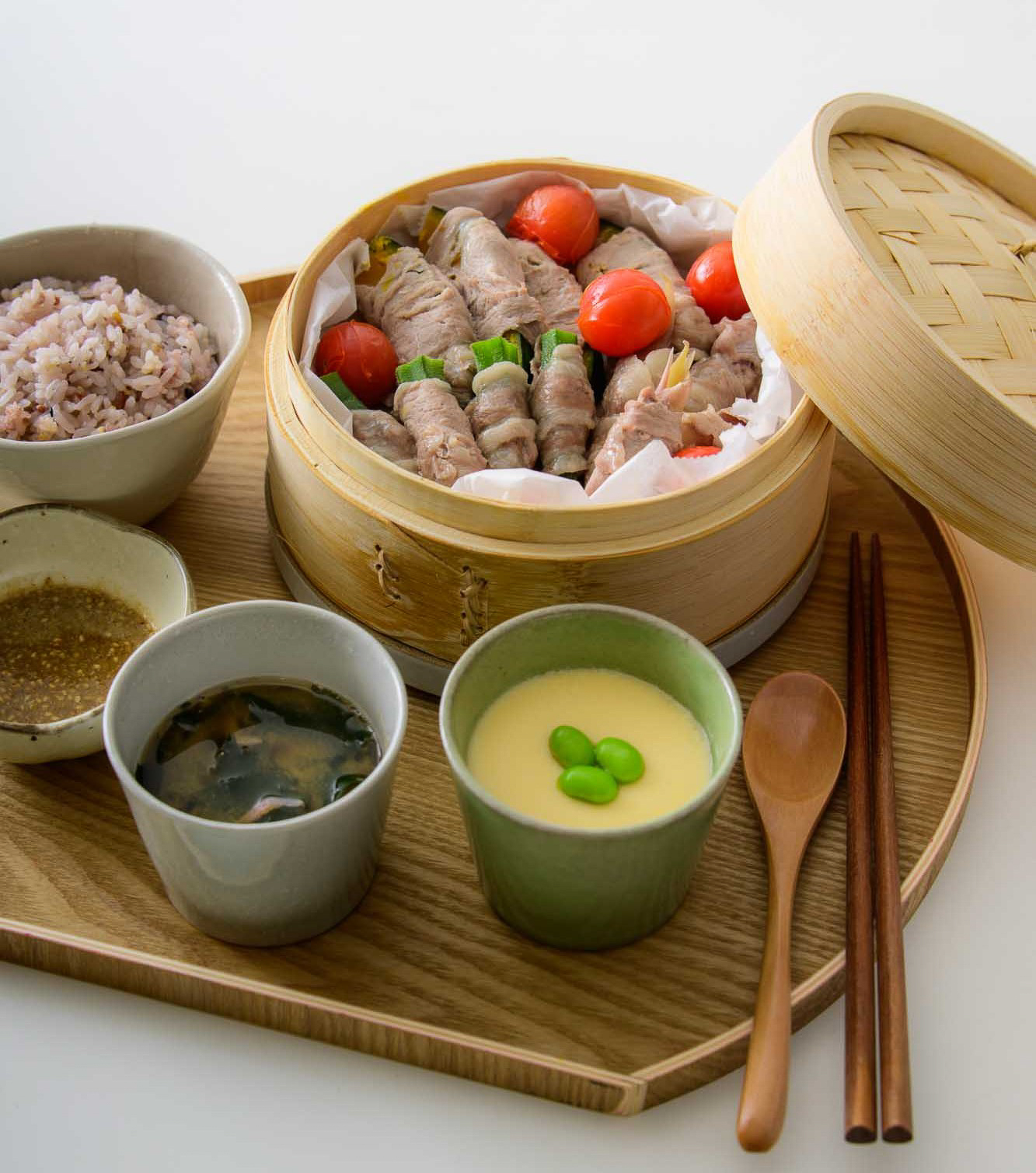 Hidekaさんの新連載「夏野菜の豚巻き蒸し献立」