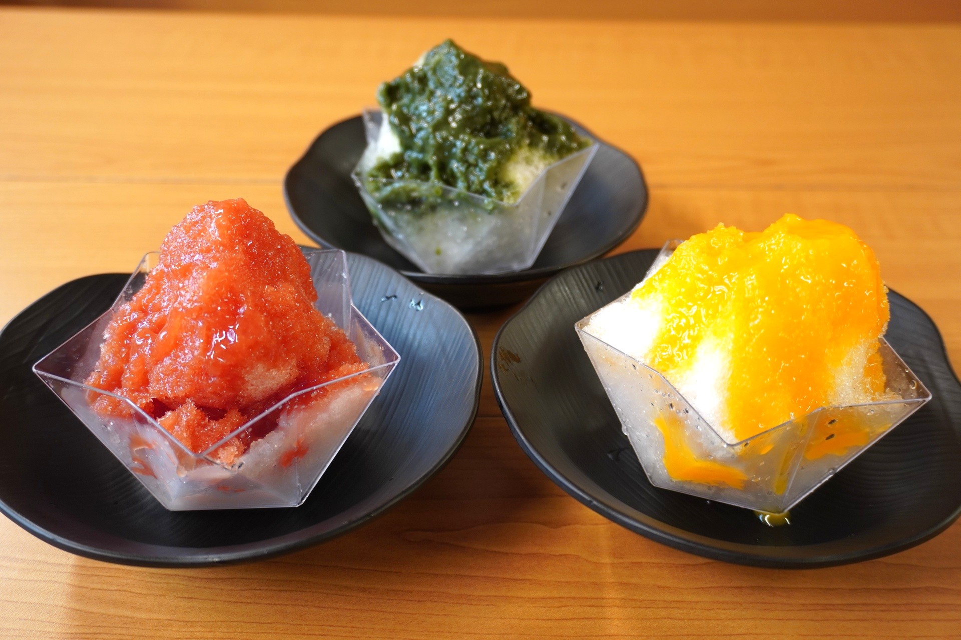 「夢のベジふわ雪」の「いちご＆トマト」（左）、「オレンジ＆キャロット」（右）、「グリーンスムージー」（上）