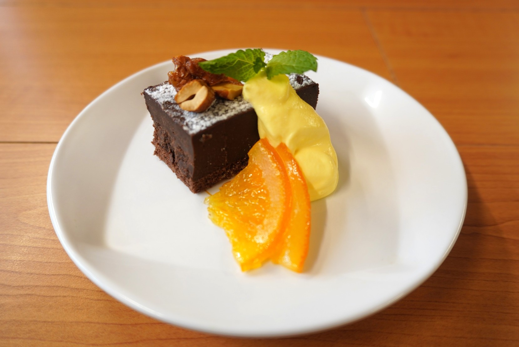 「オレンジ香る濃厚ガトーショコラ」はオレンジのコンフィチュールとオレンジのミルクホイップ付き