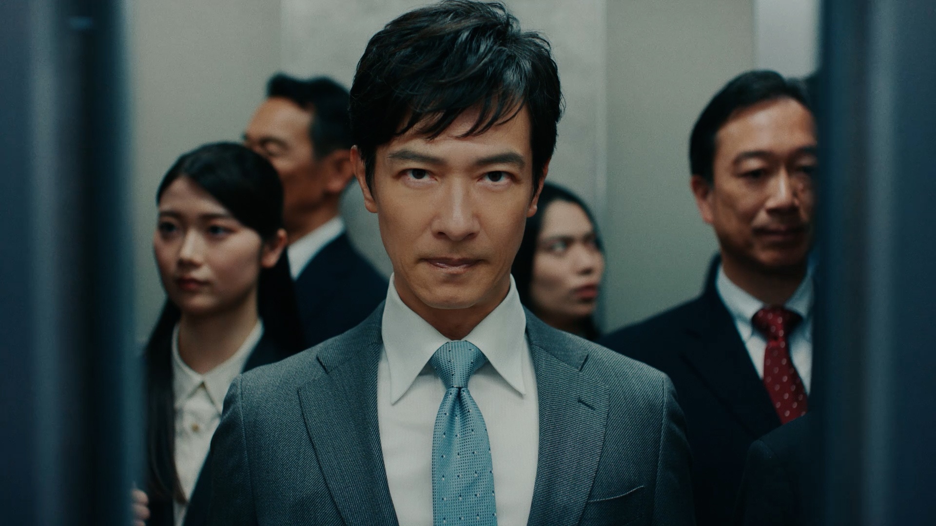 テレビCMで堺雅人さんと佐々木舞香さんが初共演