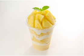 「果実を食べるパフェ」（537円～）