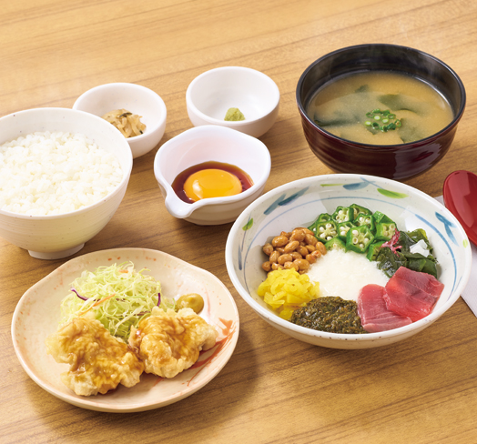 「～8種の彩り～アカモクねばとろととり天の定食」（1190円）