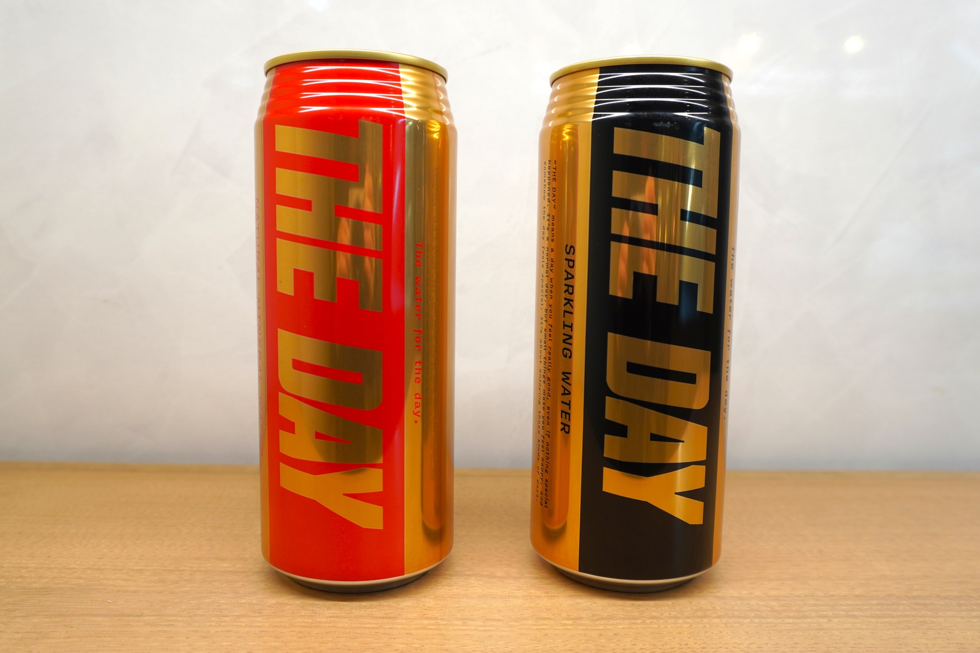 「THE DAY＜ナチュラルミネラルウォーター＞」（左）、「THE DAY＜スパークリングウォーター＞」（右）