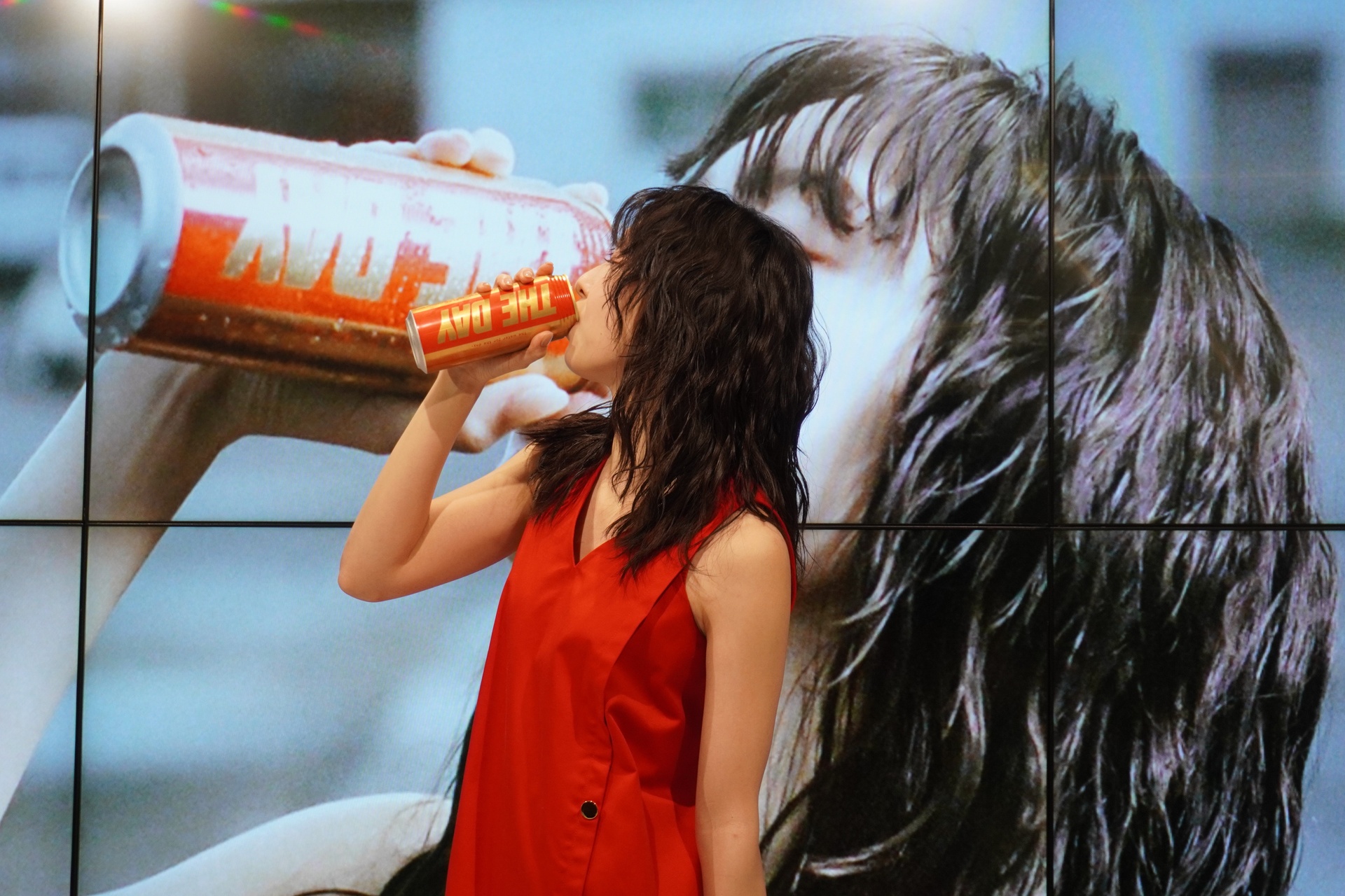 加藤さんが「THE DAY」を試飲