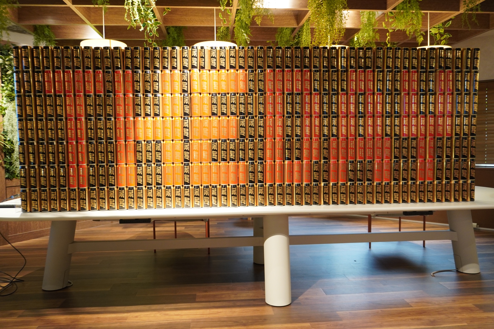 “THE DAY”と浮き出るように積み上げられた「THE DAY」