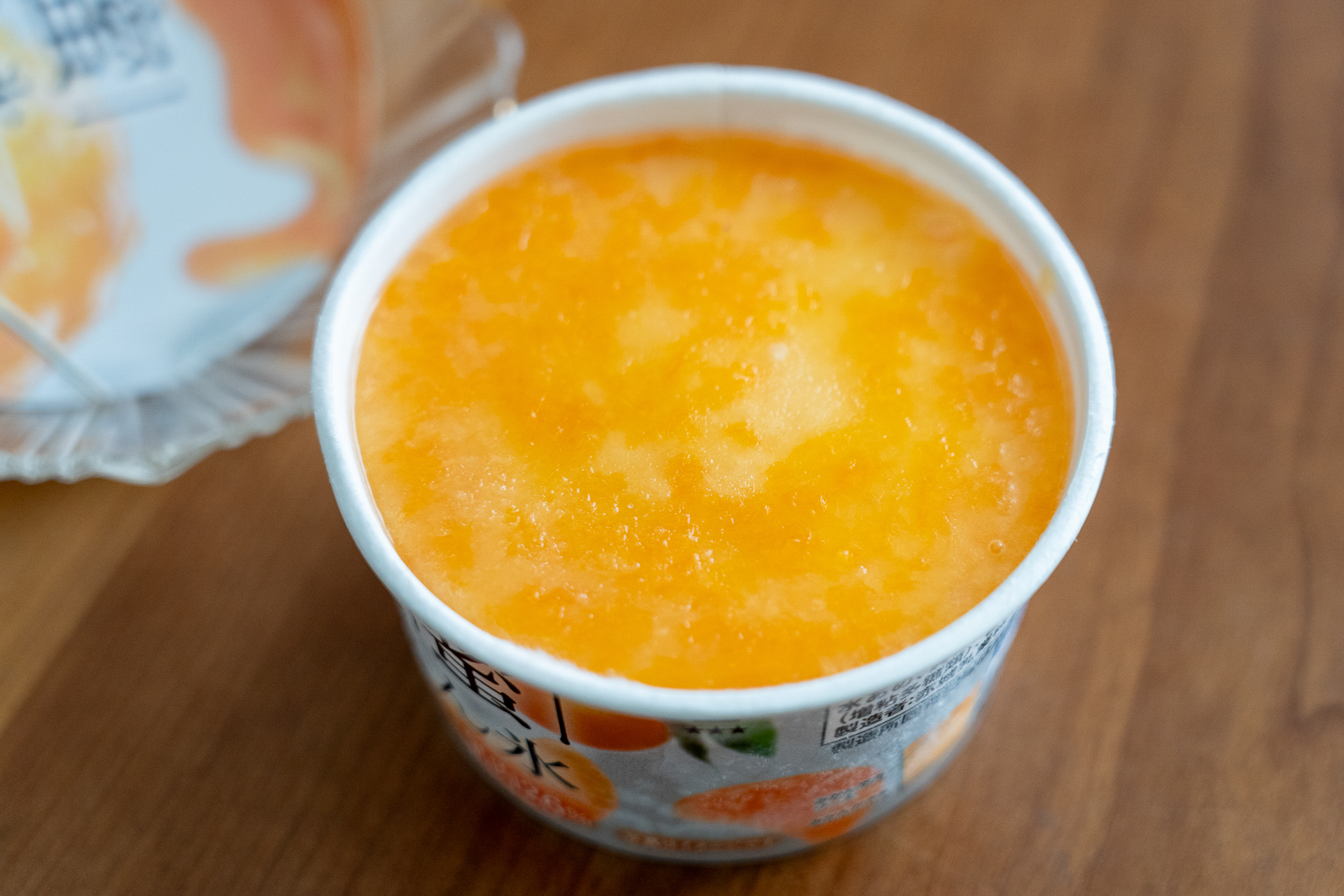 フタを取ると蜜のような濃い味わいのみかん果肉ソースが一面に