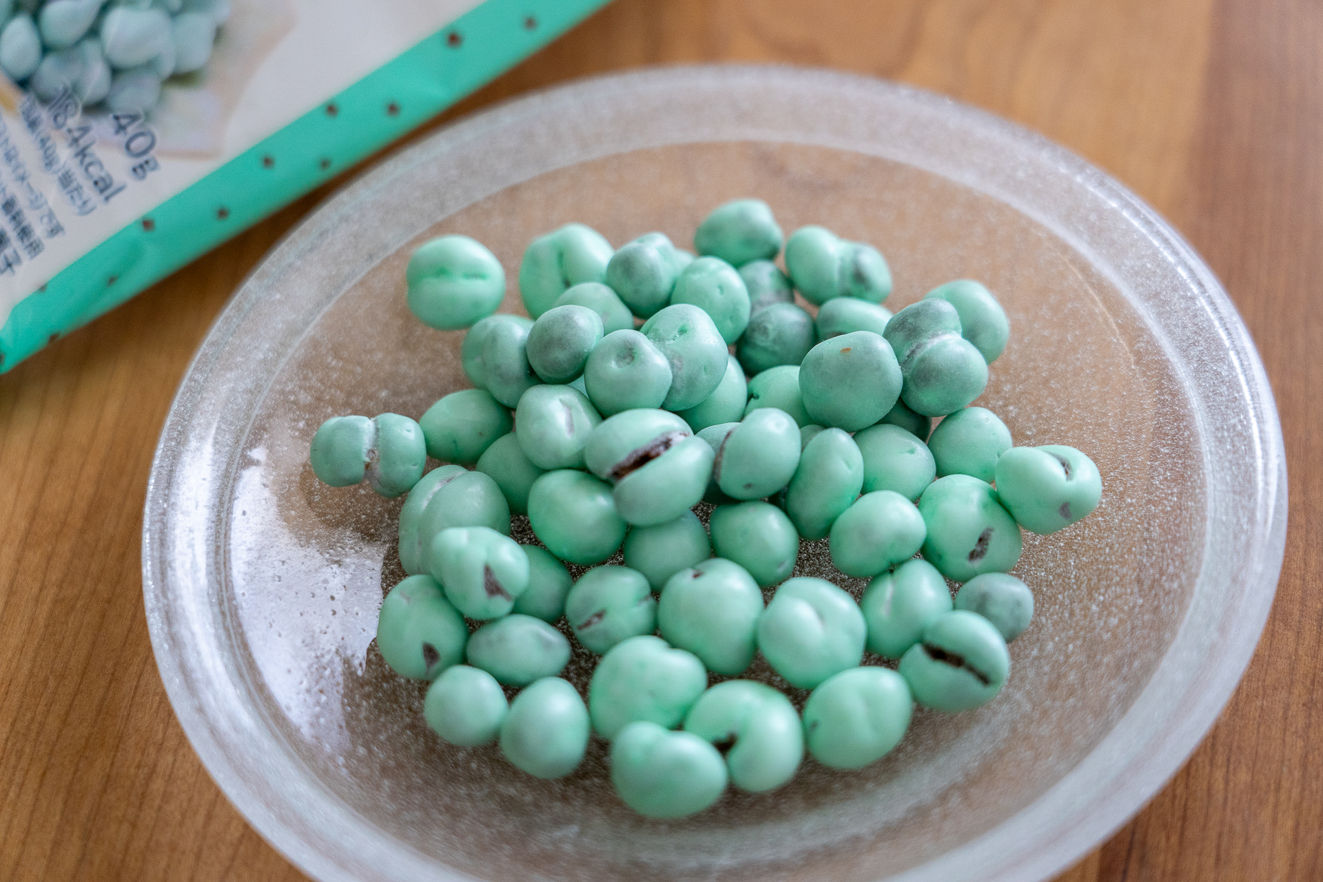 ターコイズブルーがかわいいチョコミント味の麦チョコ
