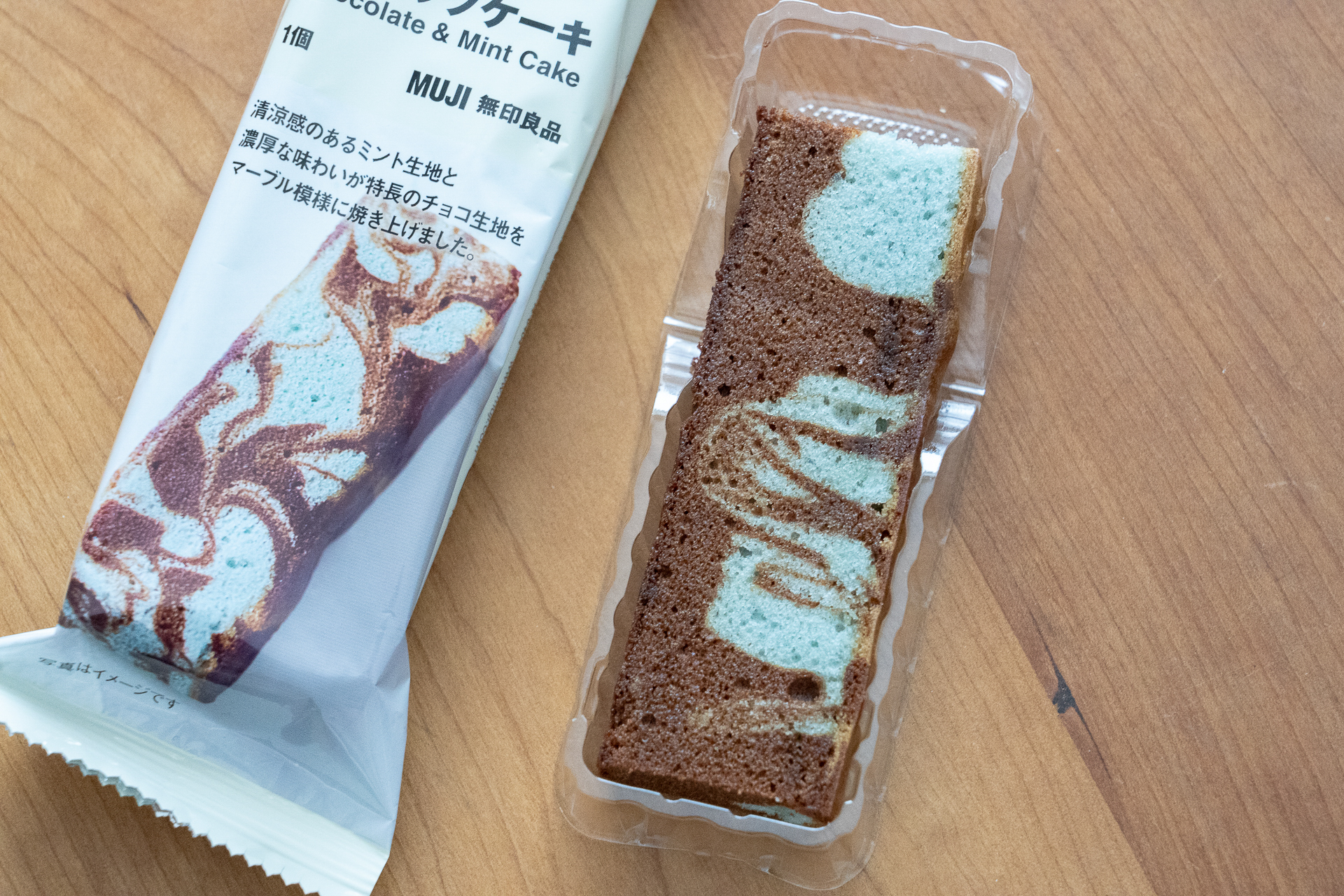 爽やかなミント生地と、濃厚なチョコ生地をマーブル模様に焼き上げた商品