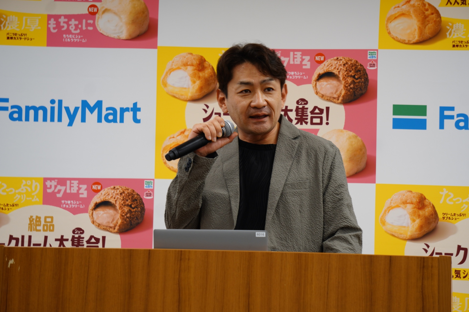 株式会社ファミリーマート 商品本部 スイーツ部長 鈴木崇義氏