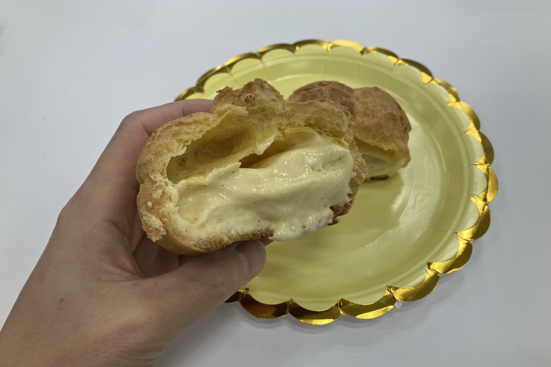 試食した「バニラたっぷり！濃厚カスタードシュー」