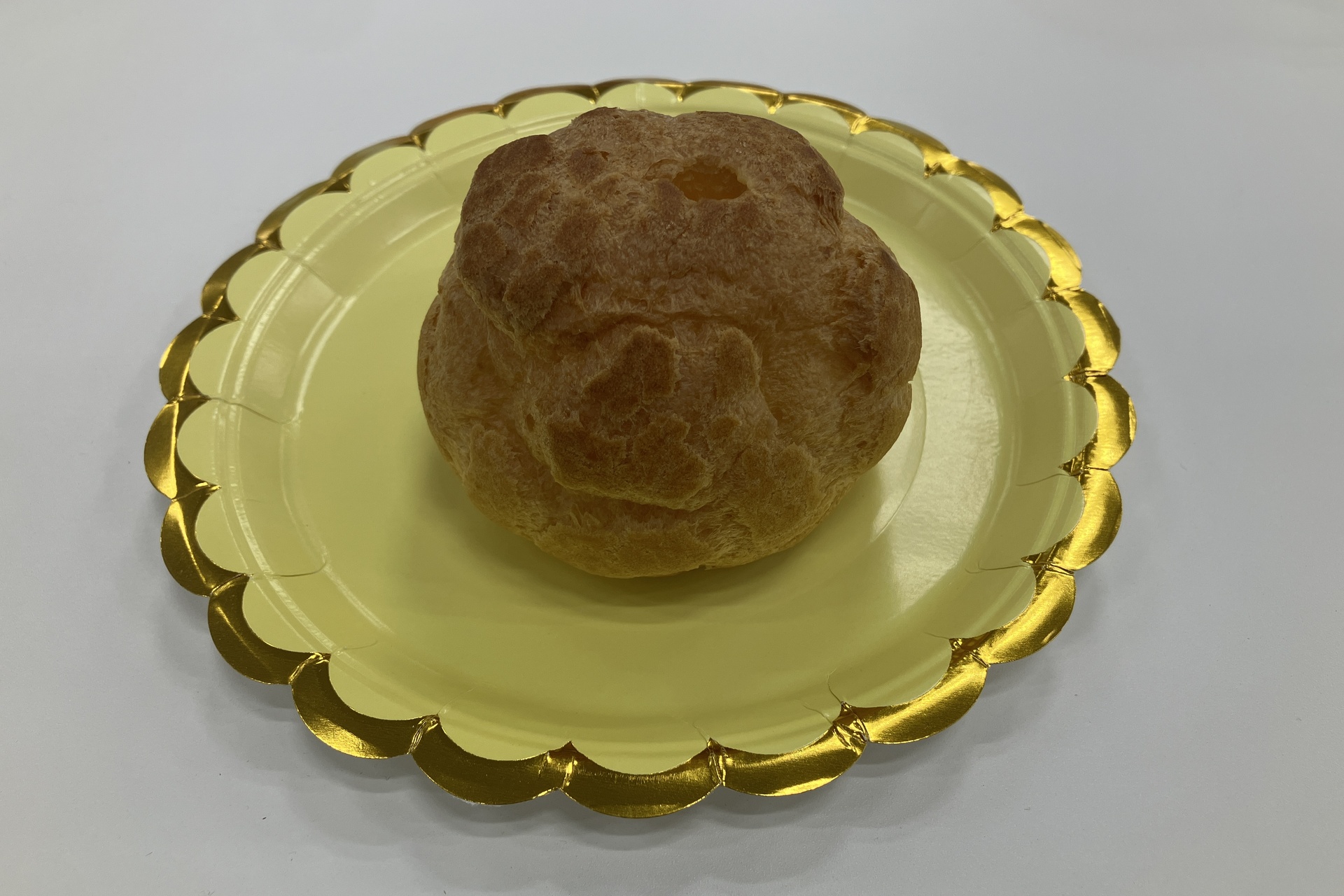 試食した「クリームたっぷり！ダブルシュー」