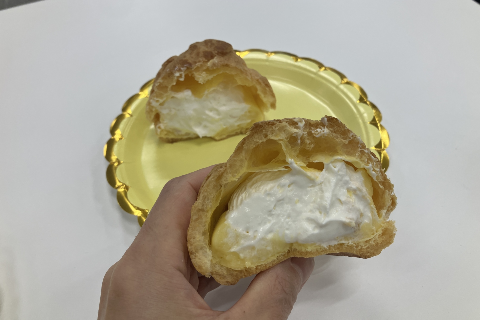 試食した「クリームたっぷり！ダブルシュー」