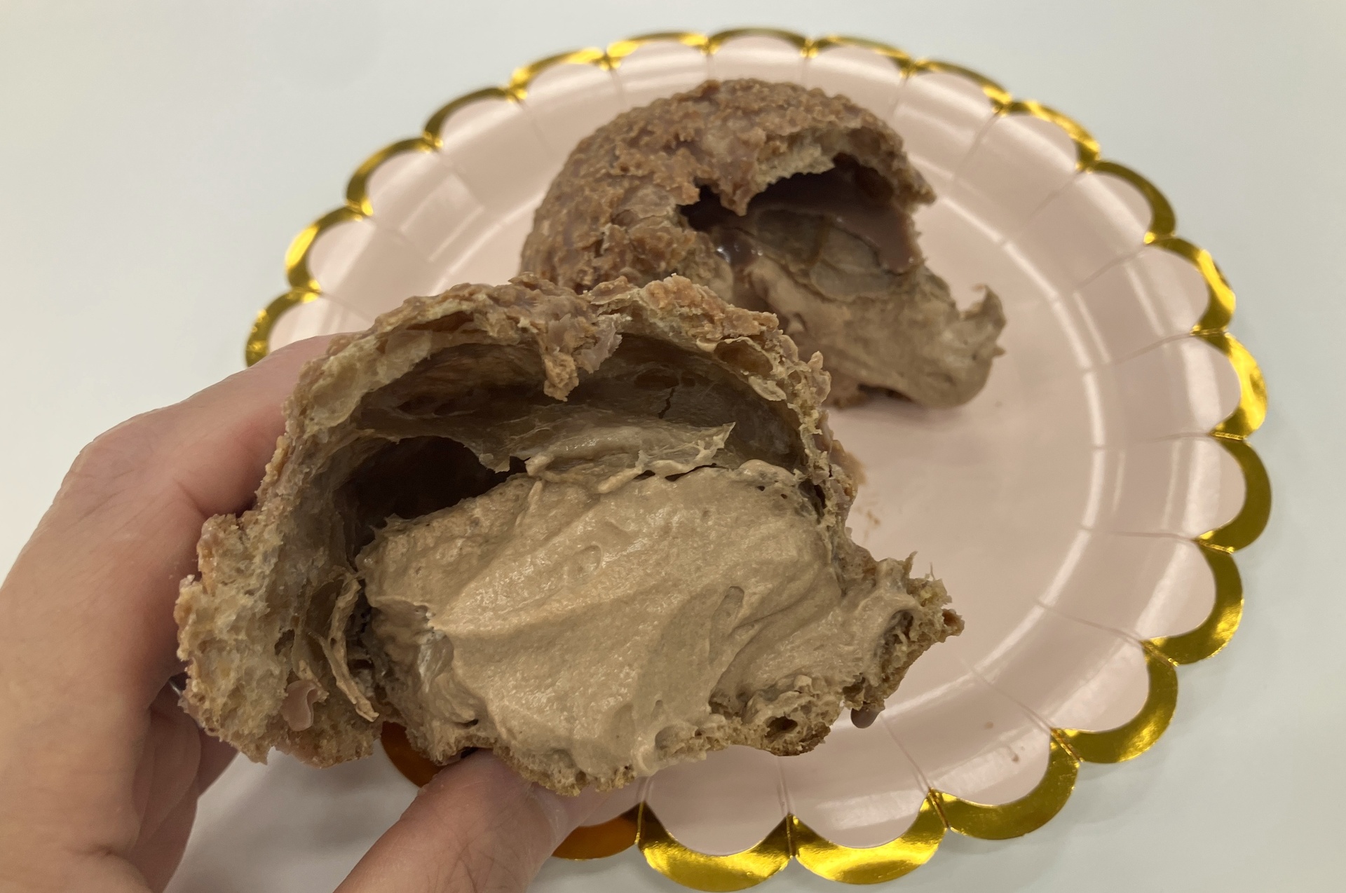 試食した「ザクほろシュー（チョコクリーム）」