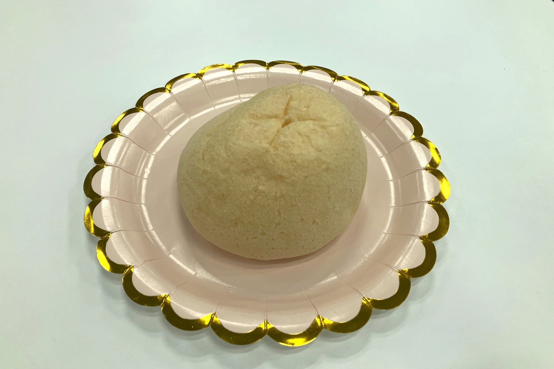 試食した「もちむにシュー（ミルククリーム）」