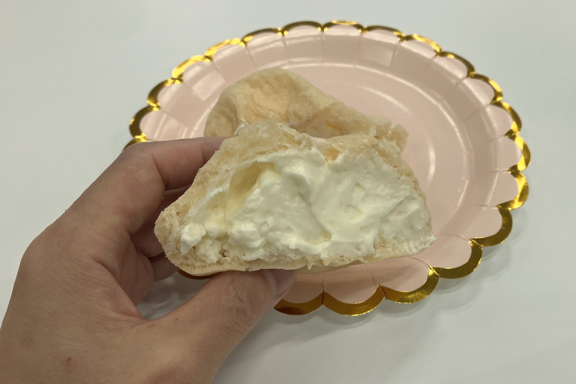 試食した「もちむにシュー（ミルククリーム）」