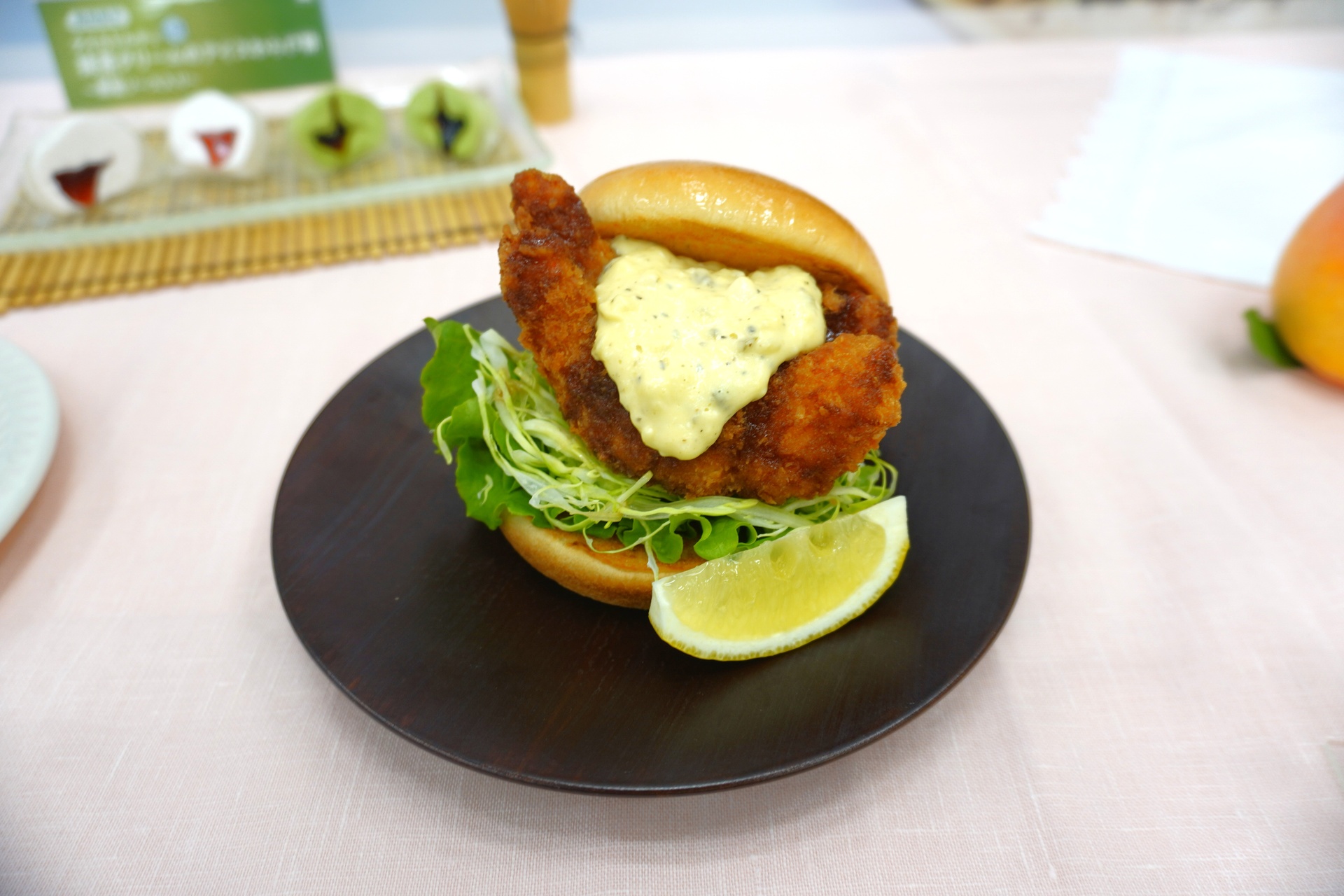 「モスの匠味（たくみ）」海老エビフライバーガー ～くし切りレモン添え～