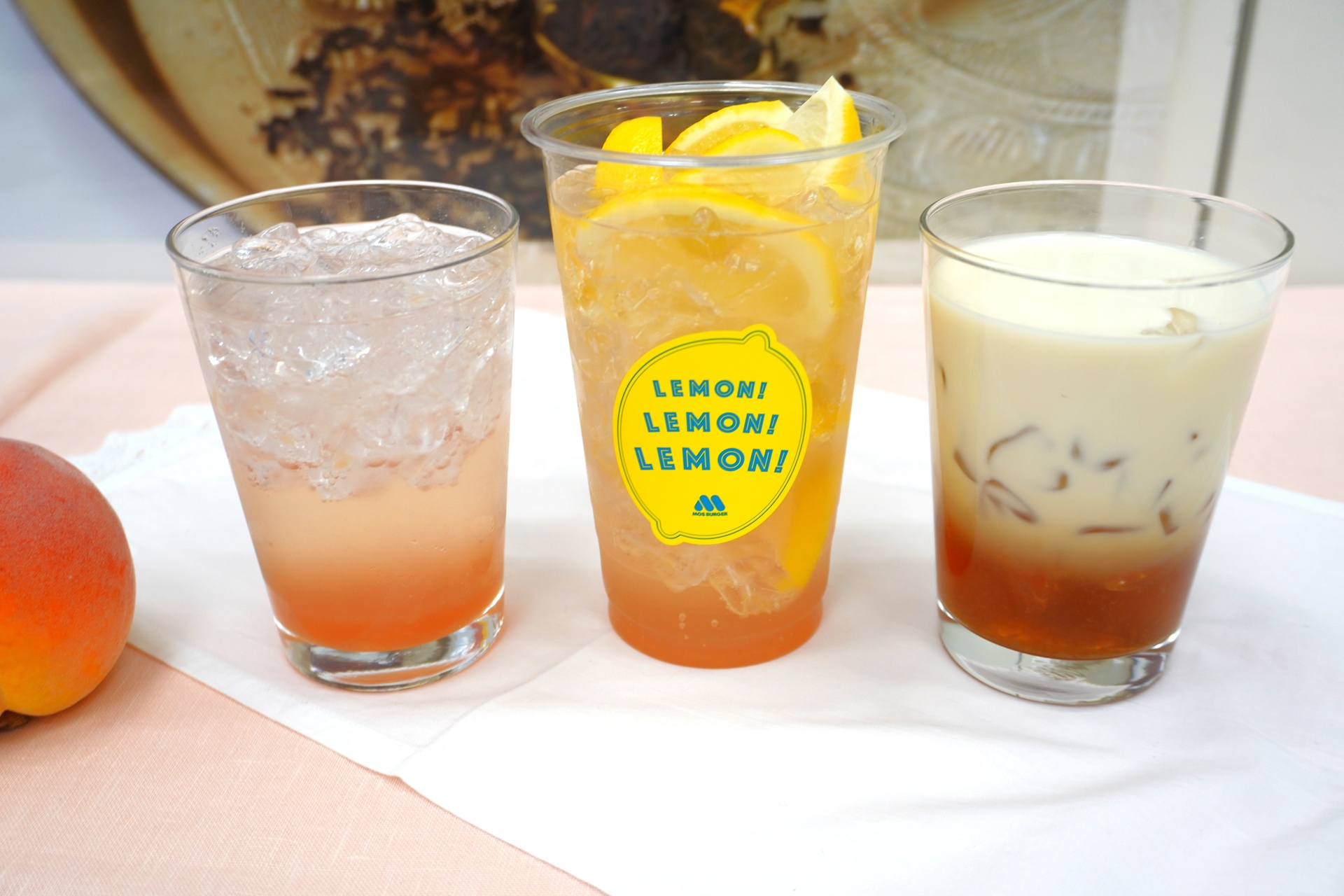 （左から）「白桃ソーダ with 国産白桃＆レモンソース」「レモンまるまる1個分！白桃ソーダ with 国産白桃＆レモンソース」「ティーミルク ～キャンディ茶葉使用～」