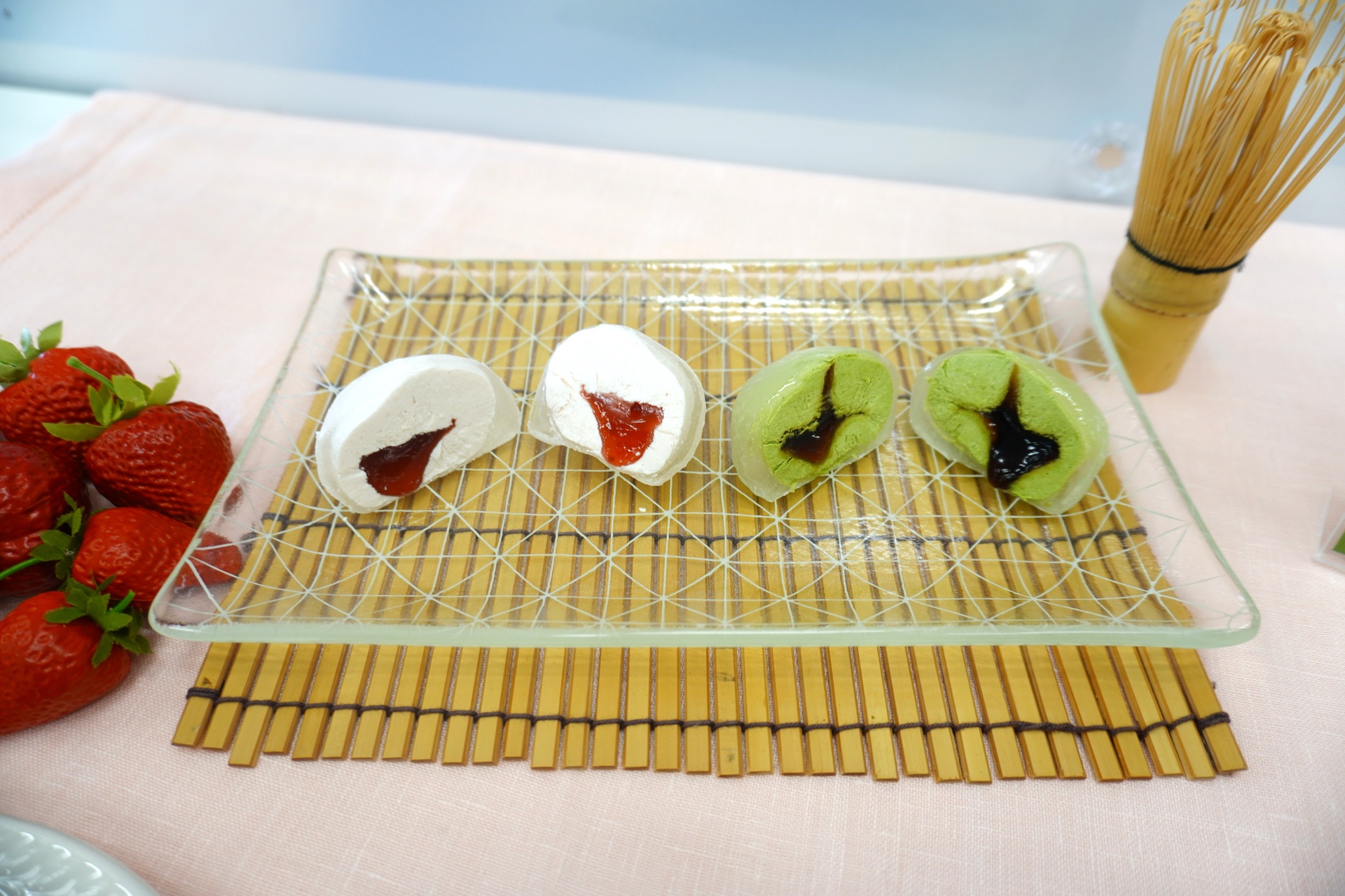 「アイスドルチェ 苺クリームのアイスわらび餅 ～あまおうソース入り～」（左）、「アイスドルチェ 抹茶クリームのアイスわらび餅 ～黒蜜（くろみつ）ソース入り～」（右）