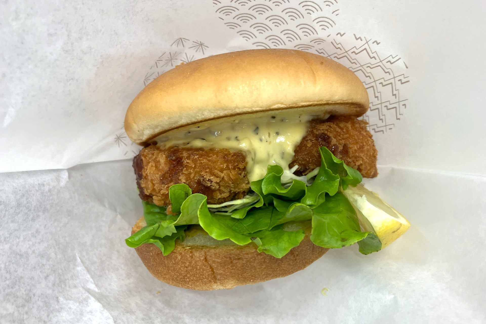 「モスの匠味（たくみ）」海老エビフライバーガー ～くし切りレモン添え～