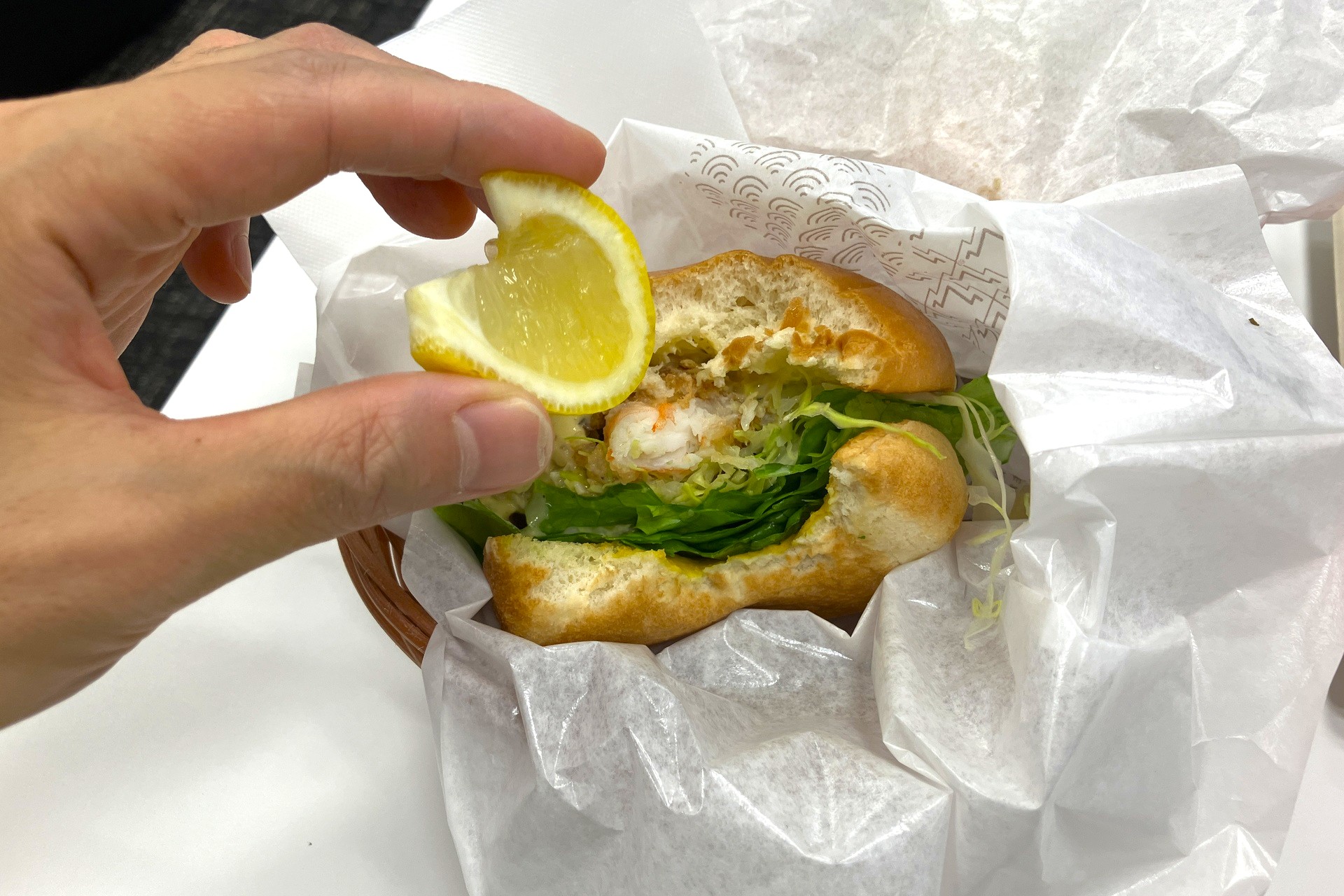 添えてあるレモンを絞ると味変できる