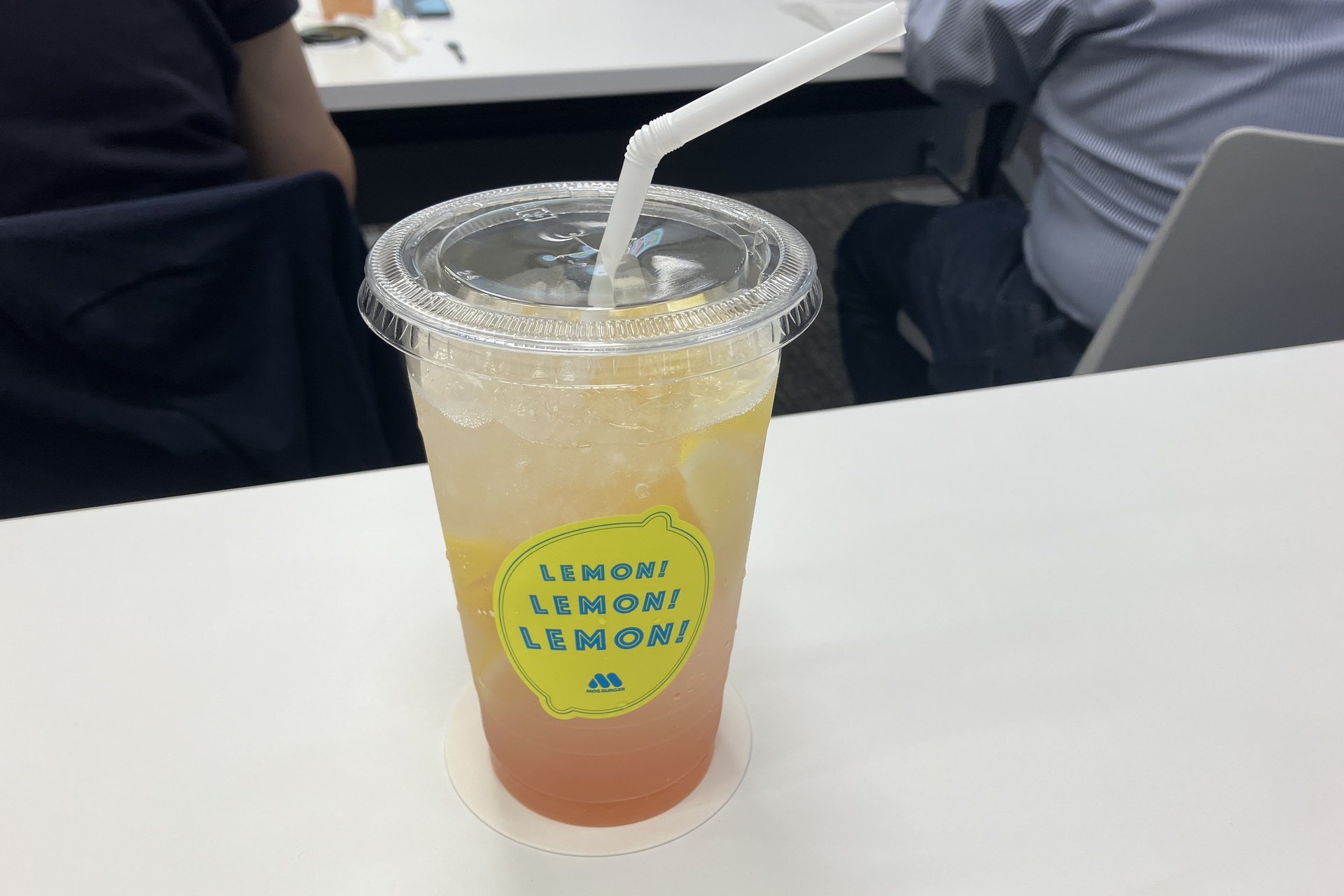試飲で提供された「レモンまるまる1個分！白桃ソーダ with 国産白桃＆レモンソース」