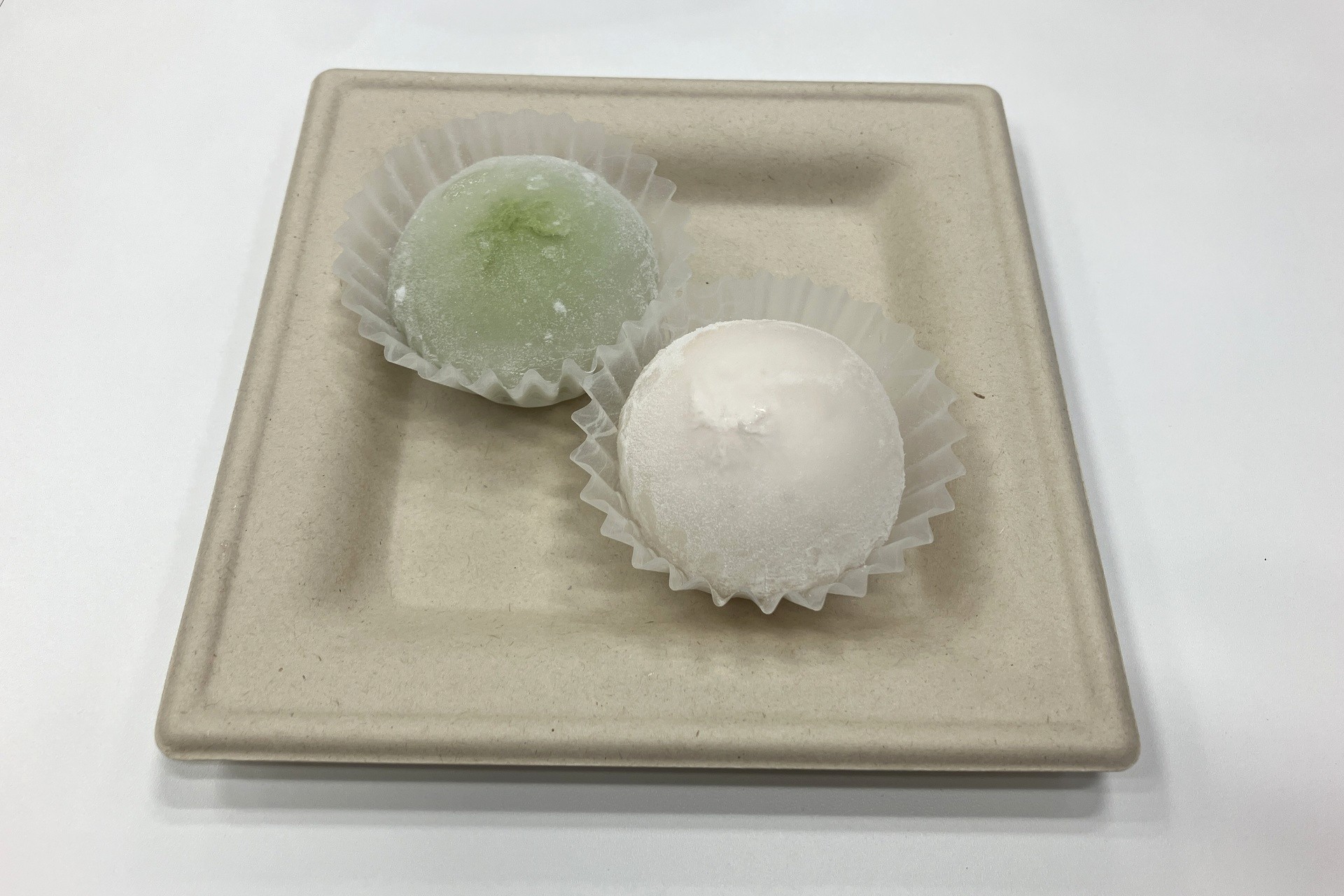 試食で提供された「アイスドルチェ 苺クリームのアイスわらび餅 ～あまおうソース入り～」と「アイスドルチェ 抹茶クリームのアイスわらび餅 ～黒蜜（くろみつ）ソース入り～」