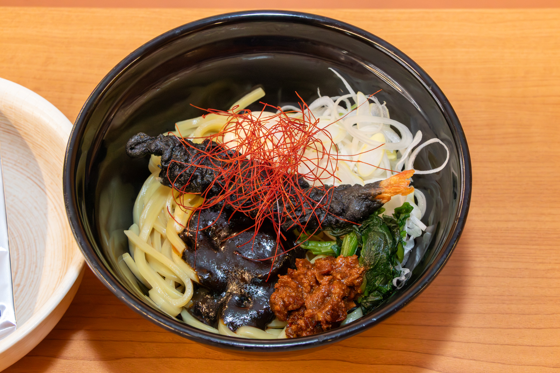 「虎杖の麻辣汁なし担々麺」（600円）