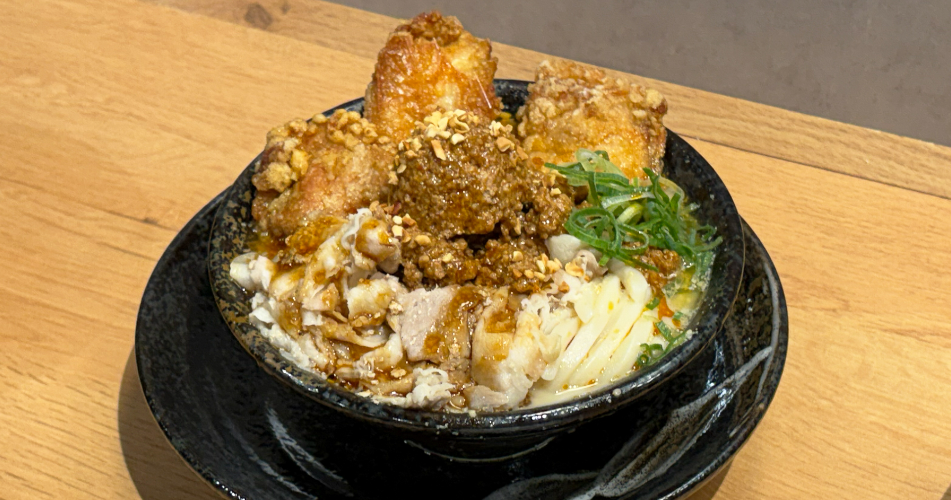 総重量約1kg、肉総重量約340gの「爆担々」