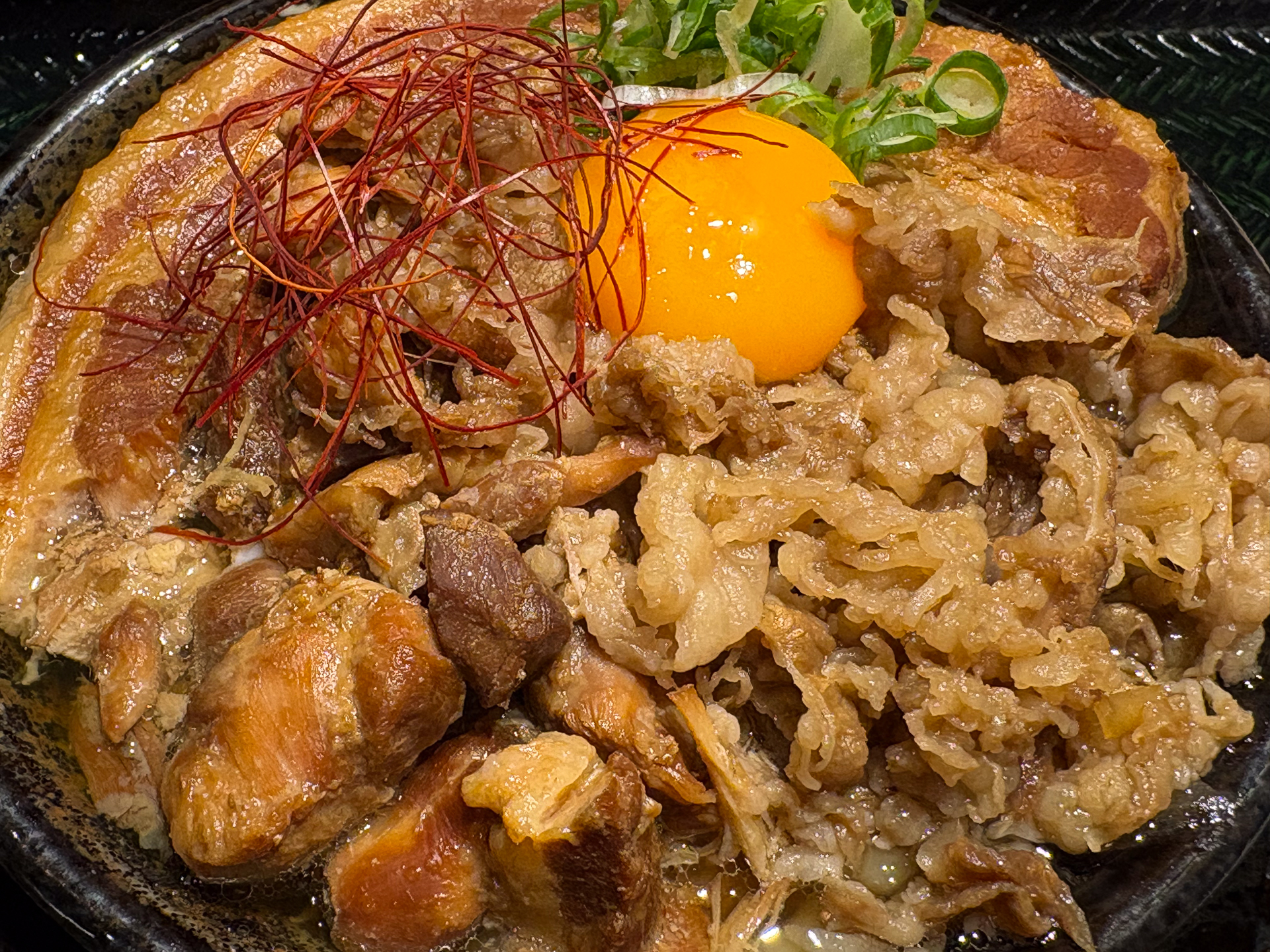 肉店限定「三種の煮込み肉まみれうどん」