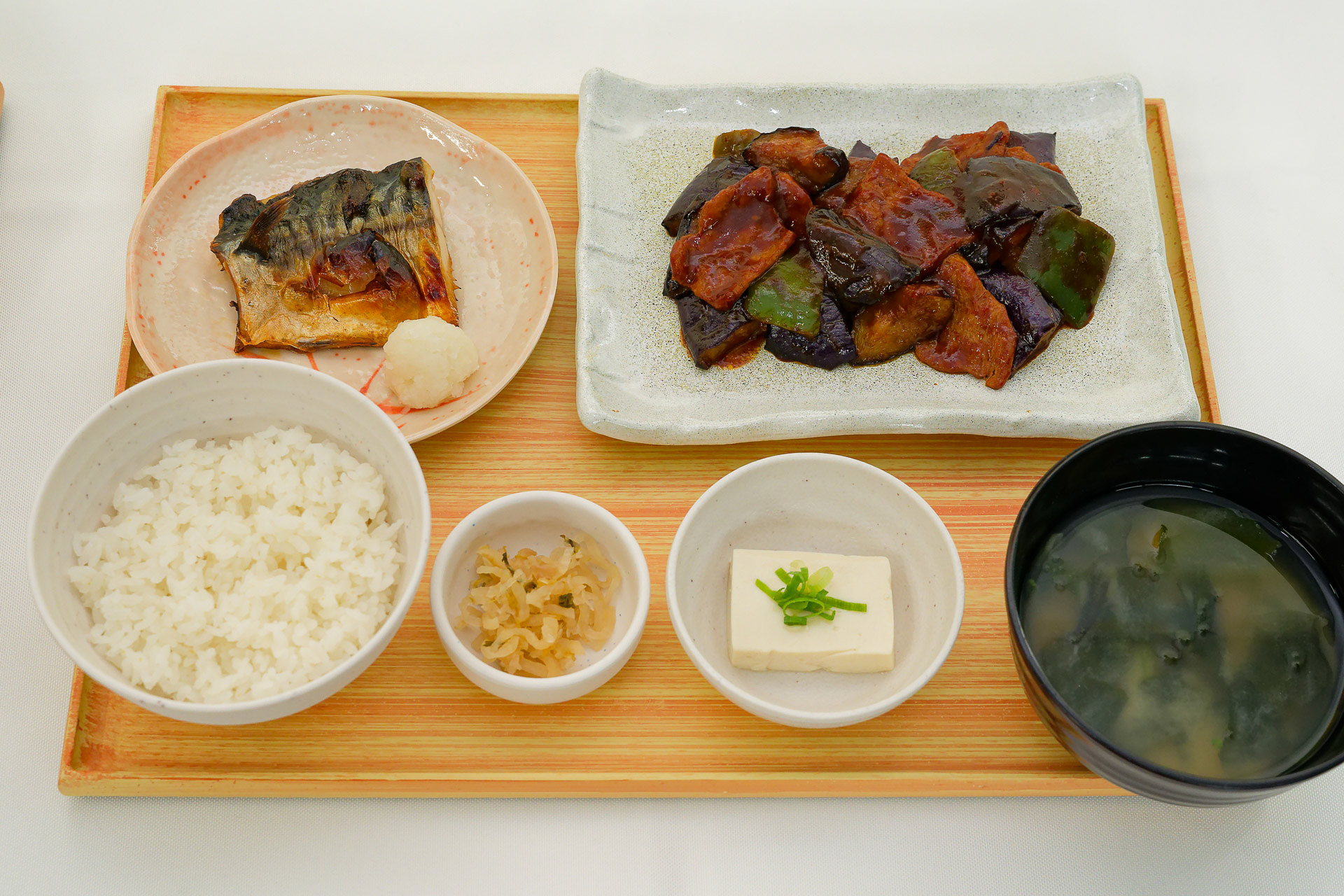 「大豆ミートのなすと焼き魚の定食」（1170円）