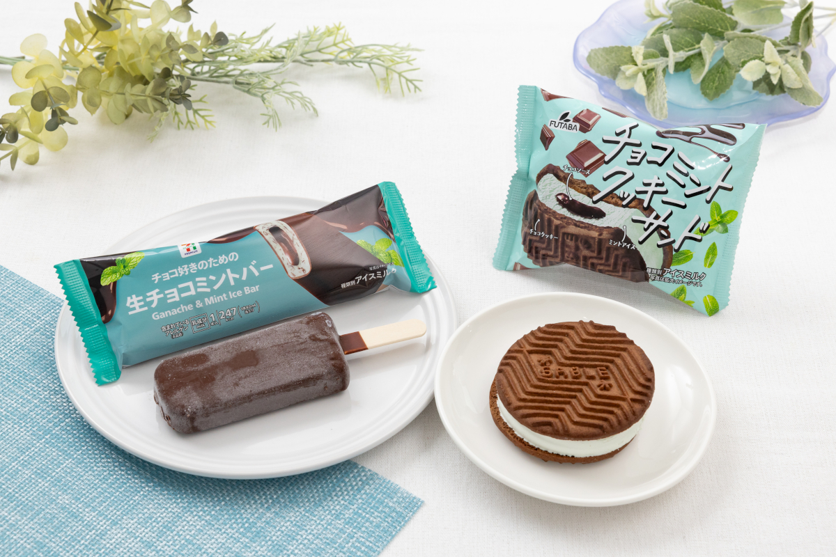 セブン-イレブン「セブンプレミアム 生チョコミントバー」（左）と「チョコミントクッキーサンド」（右）