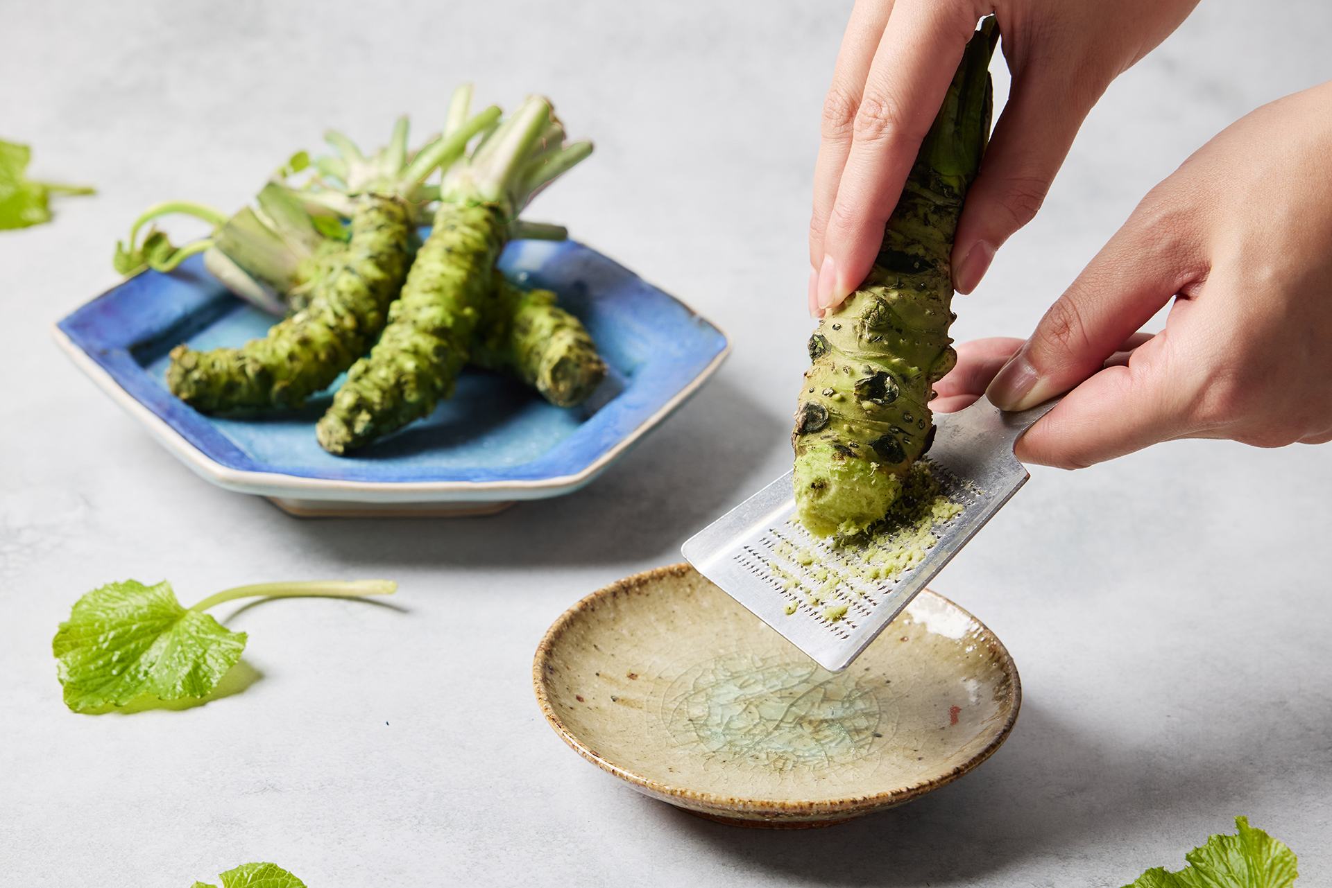 すりおろしたわさびを煎茶に混ぜていただく