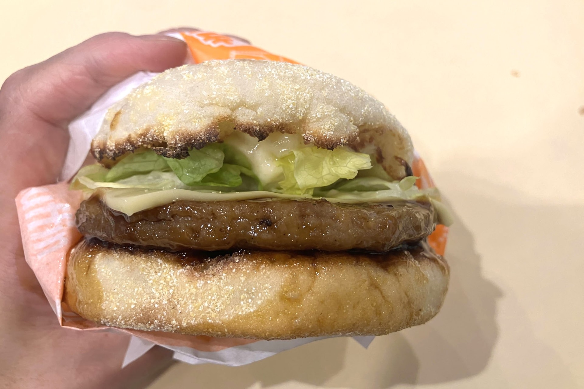 試食で提供された「北海道じゃがチーズてりやきマフィン」