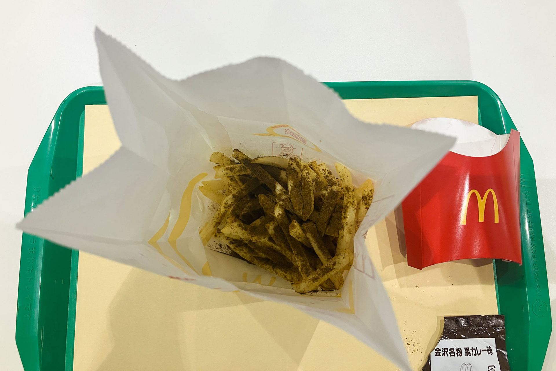 シーズニングを袋に入れると、黒い！