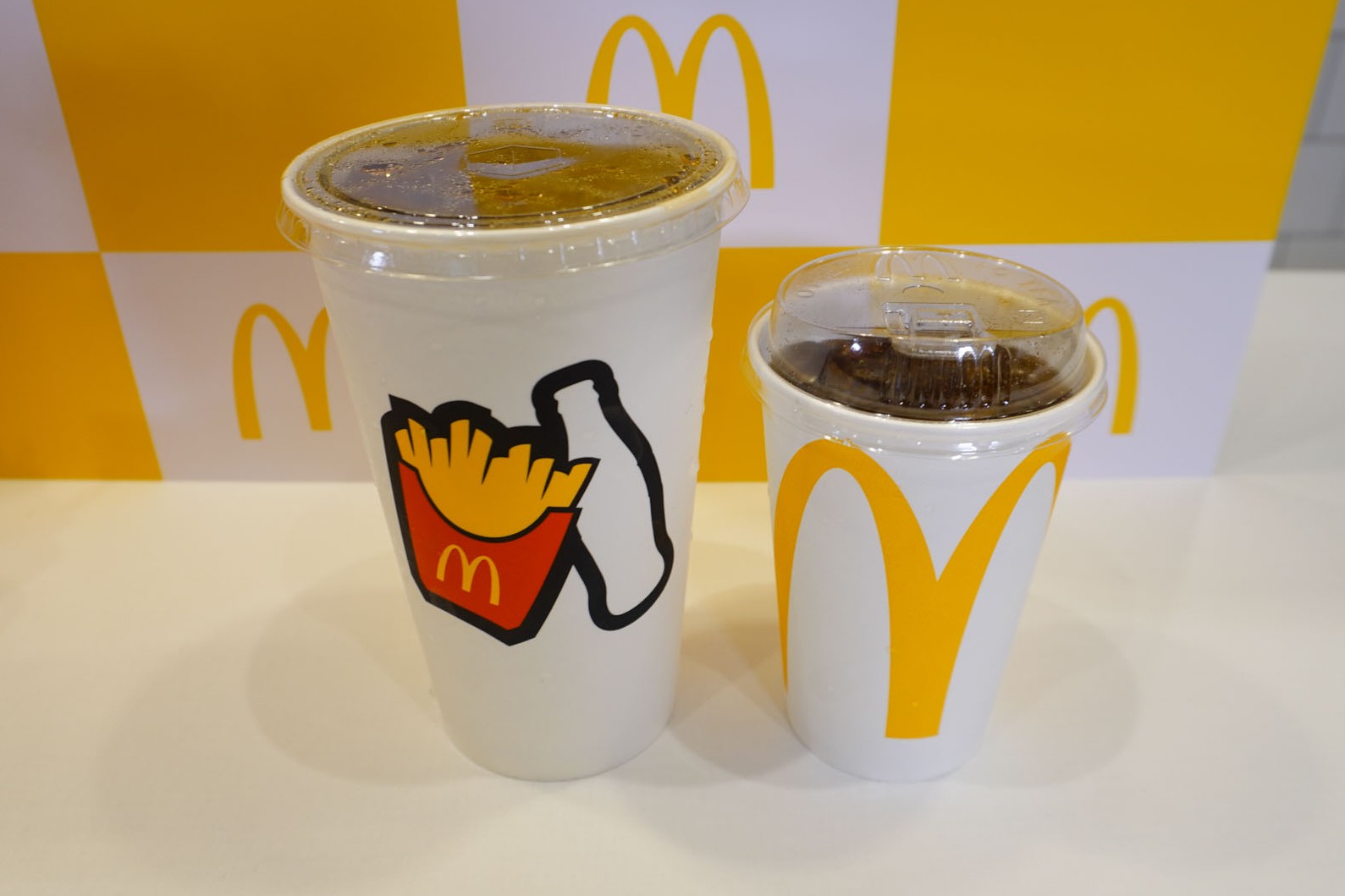 左がグランドコーク、右が通常のMサイズドリンク