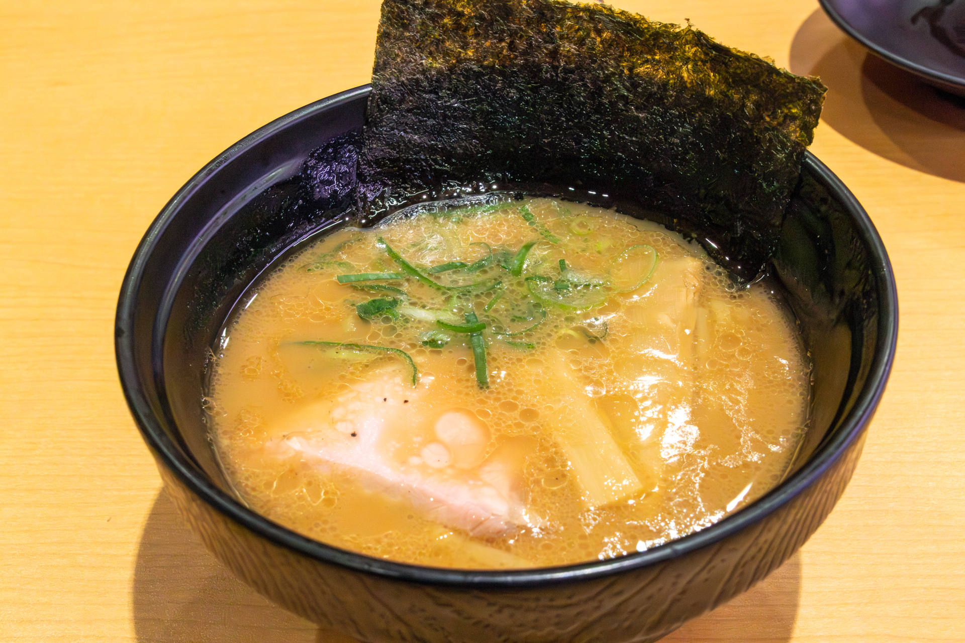 「豚骨醤油ラーメン」（470円～）