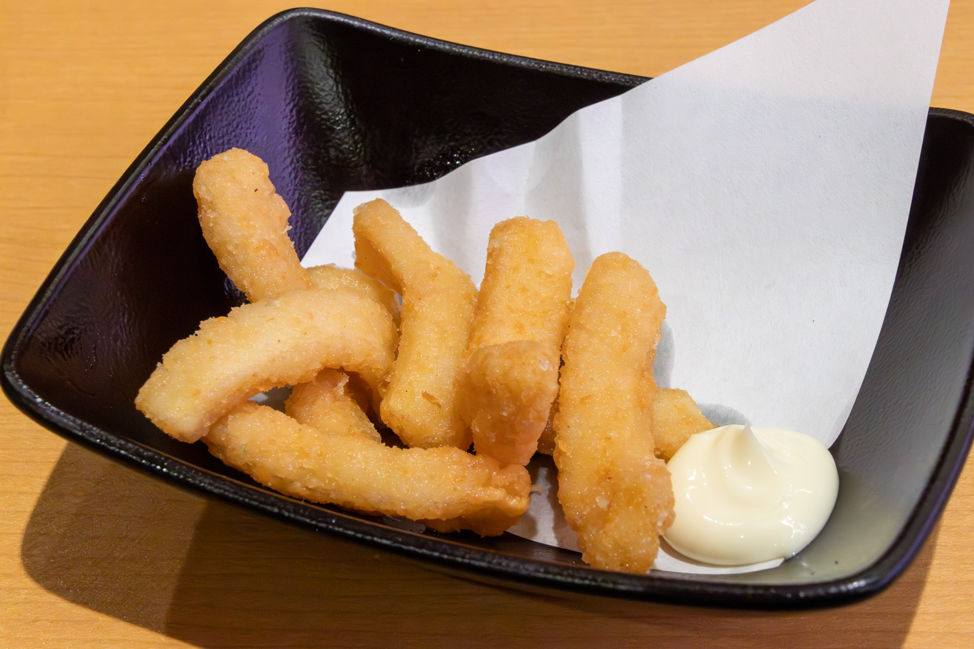 「やわらかイカの唐揚げ」（310円～）