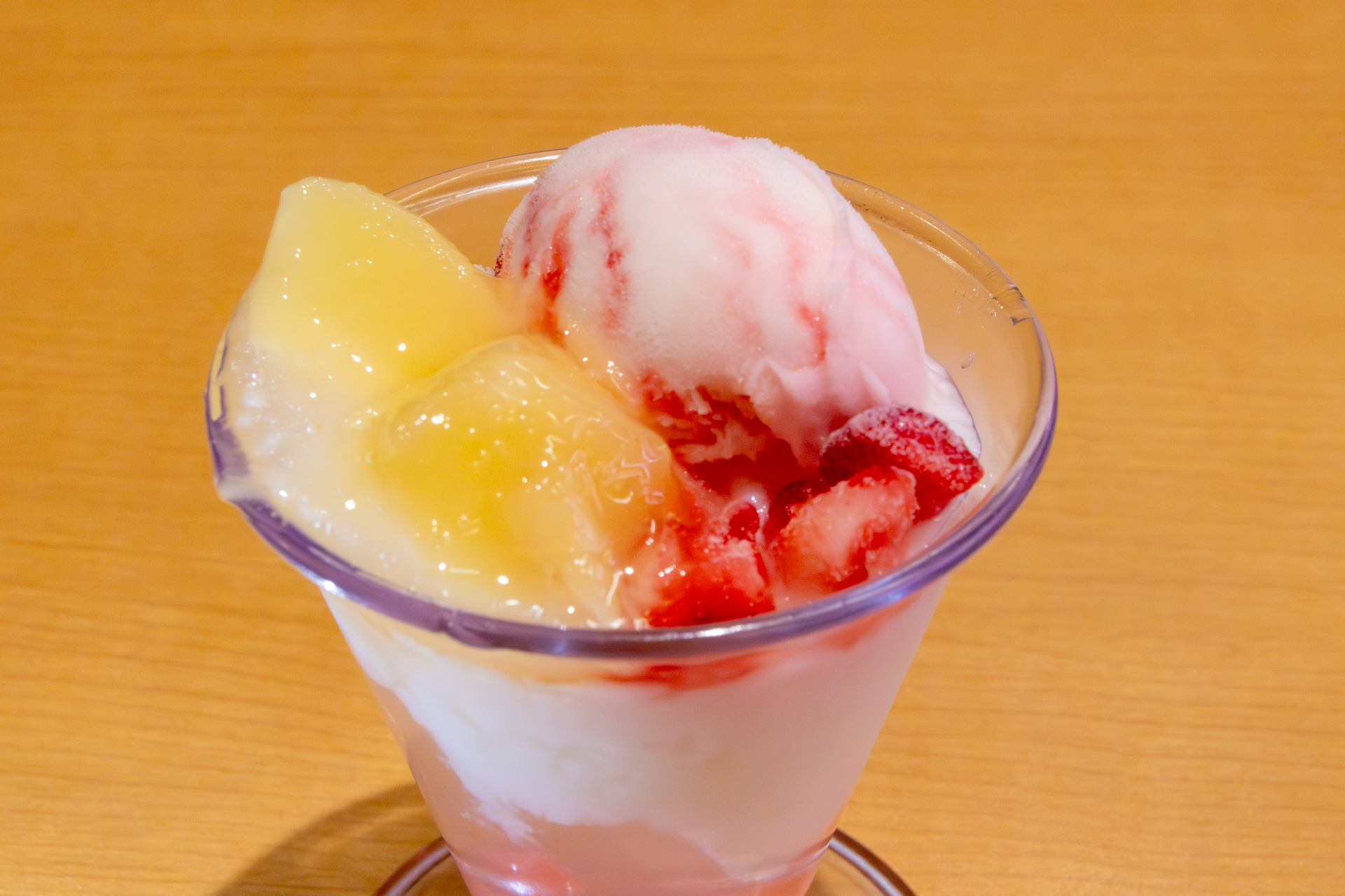 「桃すぎるパフェ」（380円～）