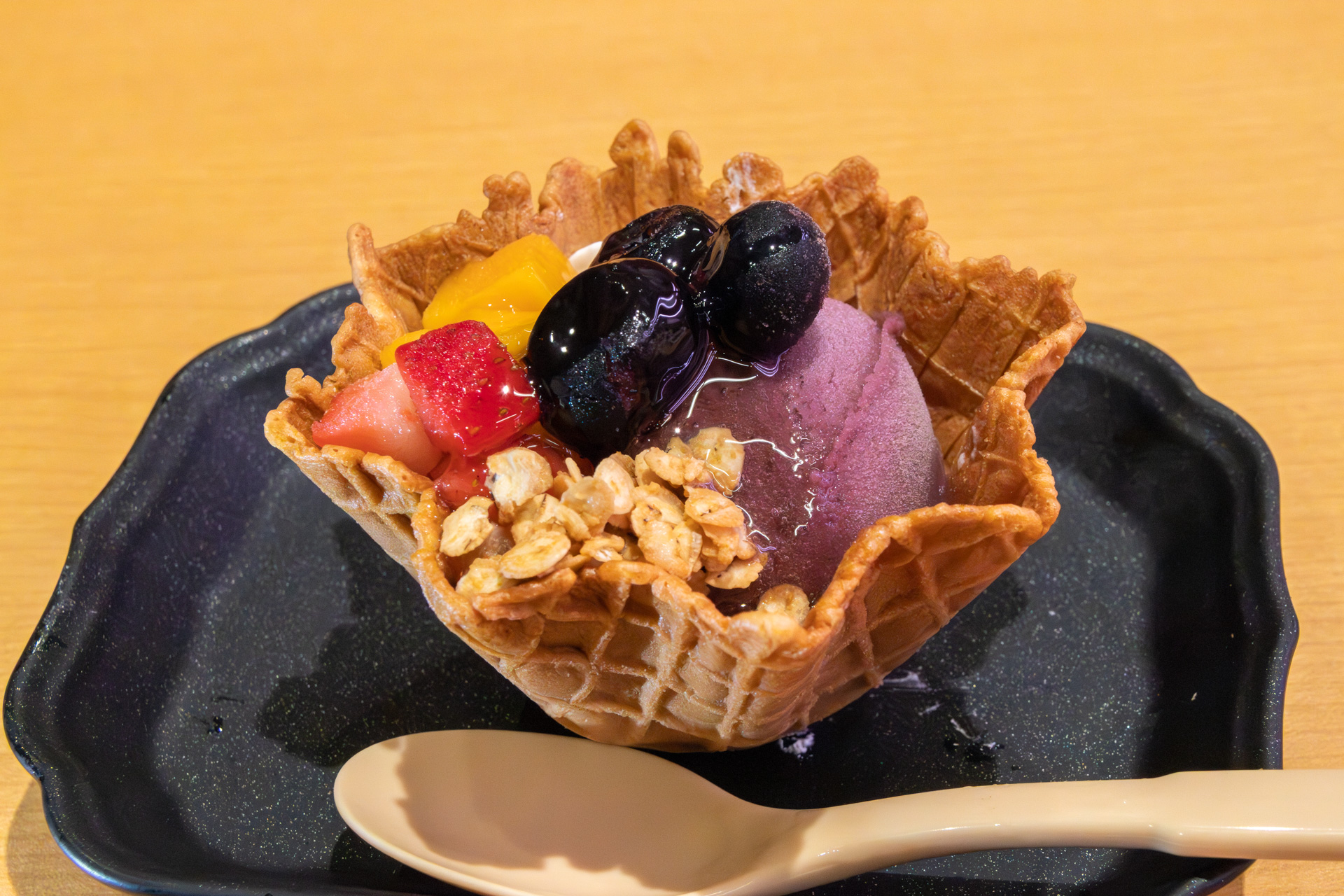 「アサイーのワッフルボウル」（380円～）