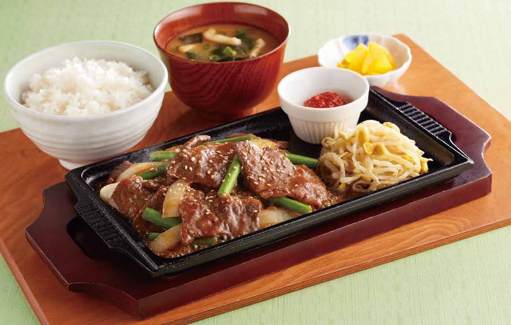 「創業思い出の厚切り牛鉄板焼肉定食」（1208円）