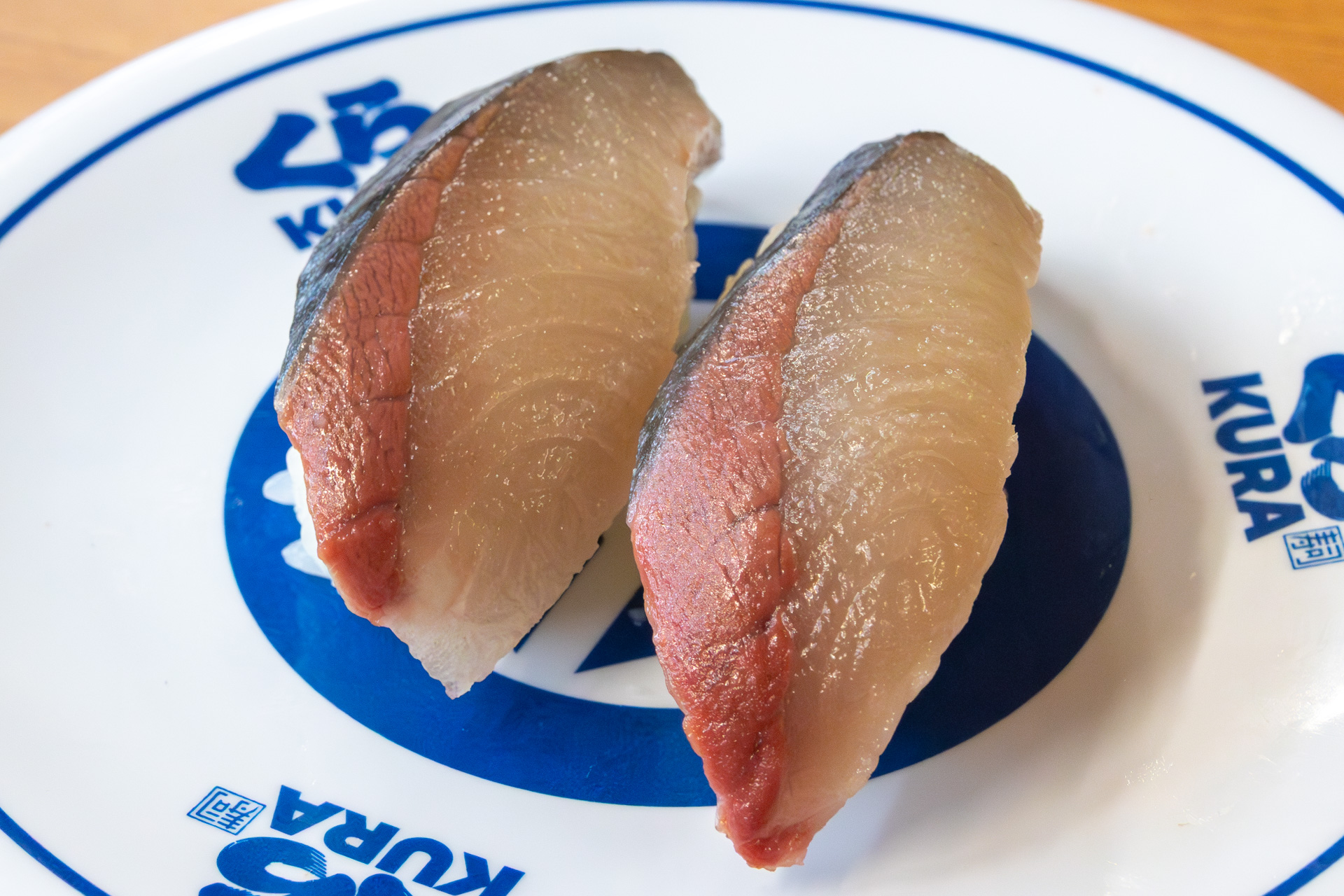 「大型生さば」（350円）。ハマチのような飴色の身に脂がたっぷりとのっている