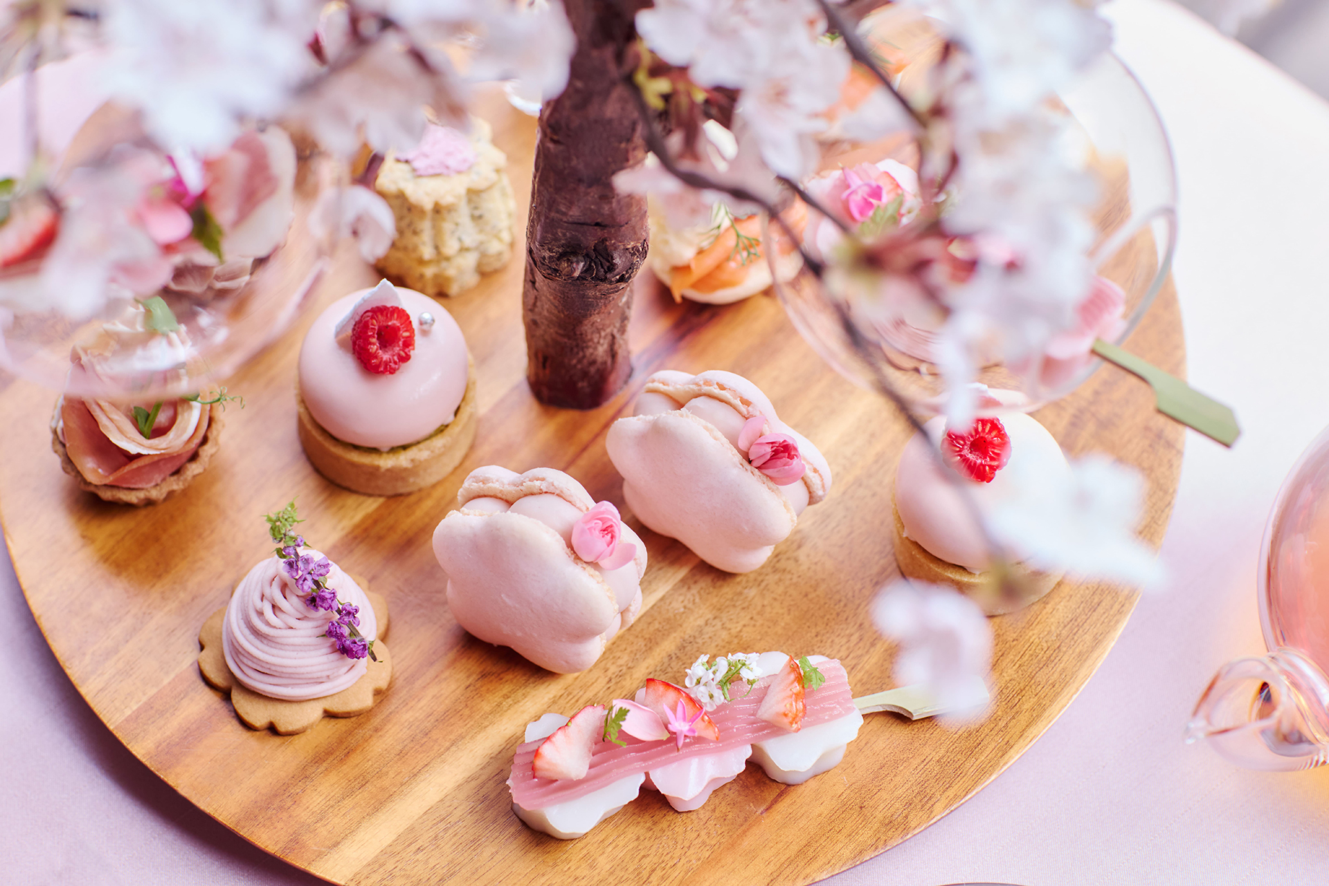 桜の木のスタンドに美しく盛られたスイーツとセイボリー