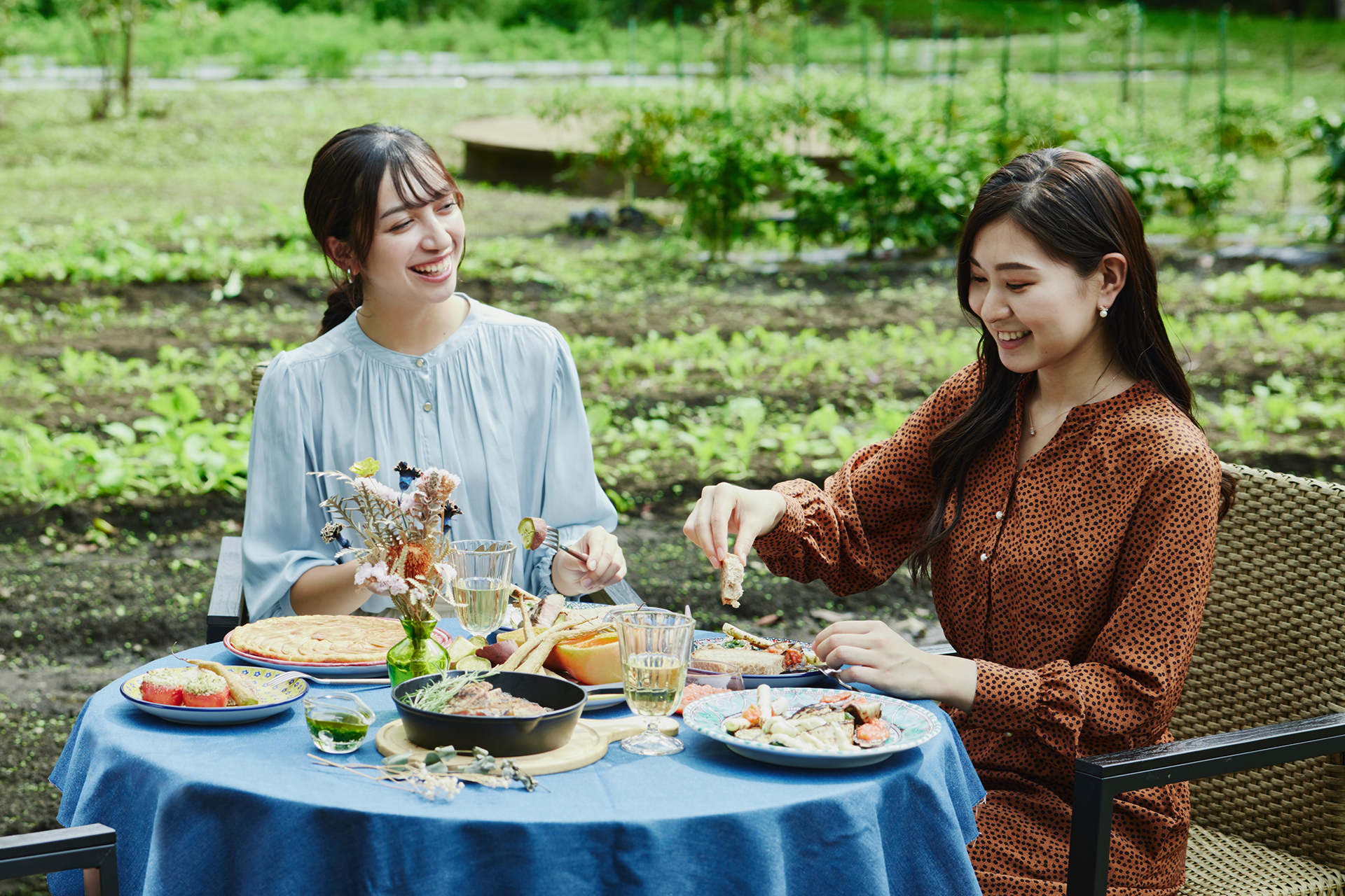 自然に囲まれた特等席で料理をいただく