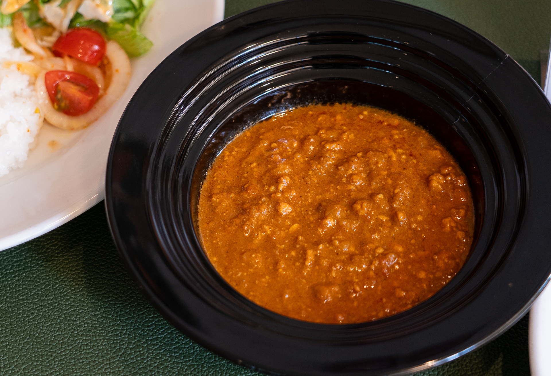 「南インド風キーマカレー」。主役のひき肉はゴロッとした部分をあえて作り、少しとろみを付けたごはんに合うカレー
