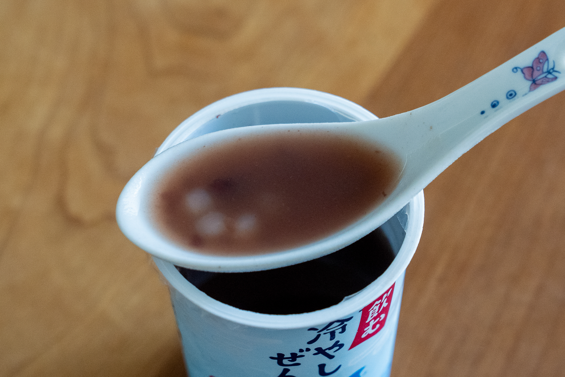 粒あんと小粒の白玉が入っています