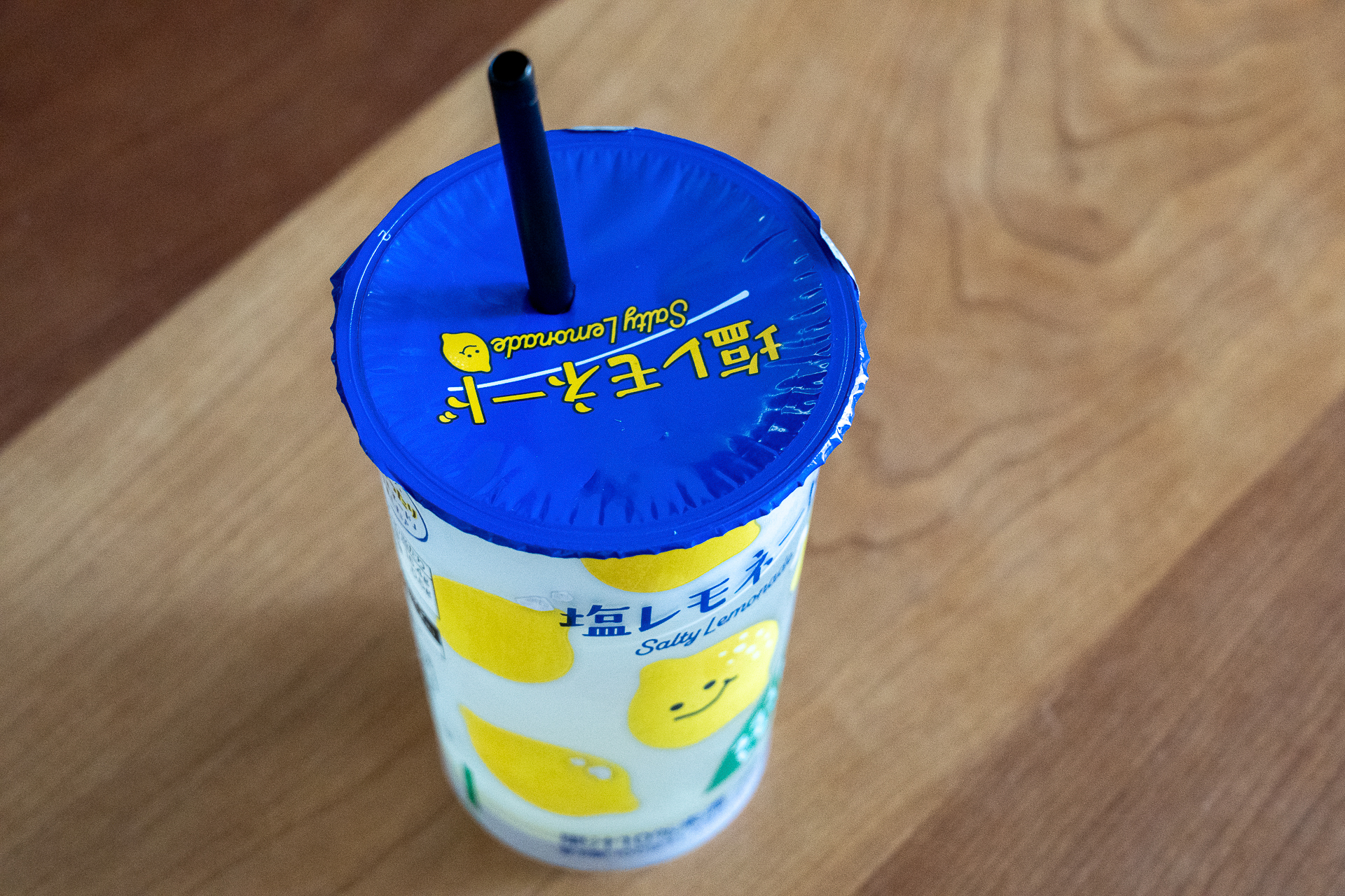 丸搾りレモンの酸味と岩塩のまろやかな塩味がマッチしたドリンク