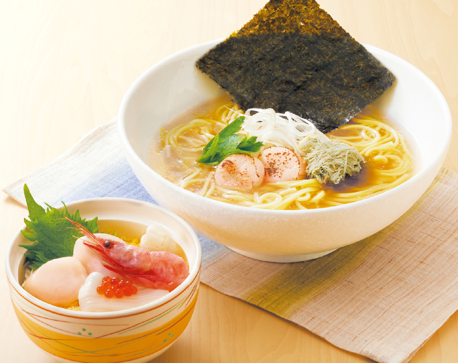 「帆立塩ラーメンとミニ北海海鮮ちらし」（1868円）